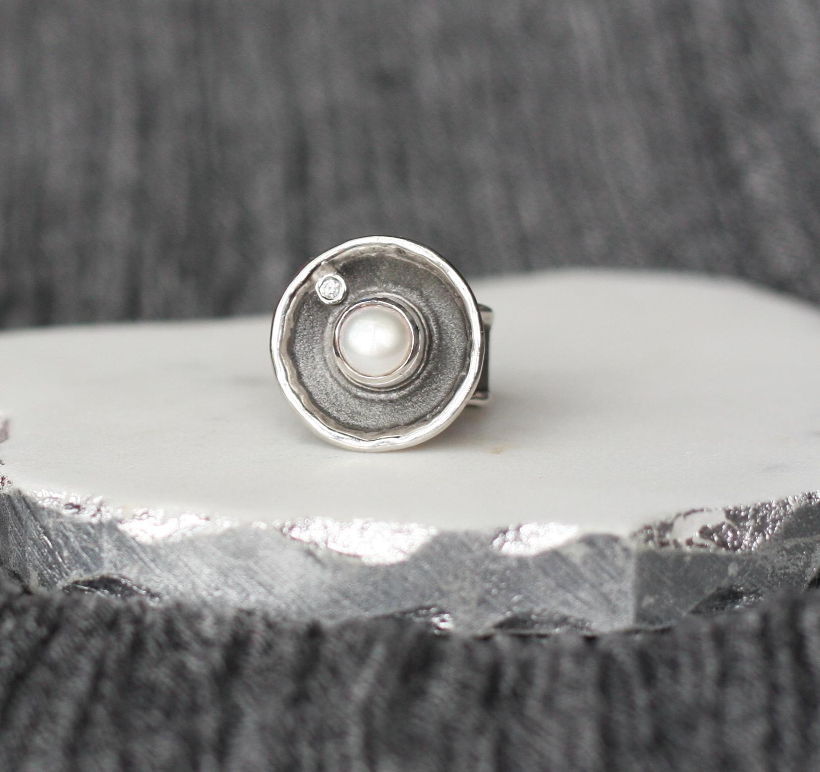 Yianni Creations Breiter Ring aus feinem Silber und schwarzem Rhodium mit Perlen und Diamanten im Angebot 6