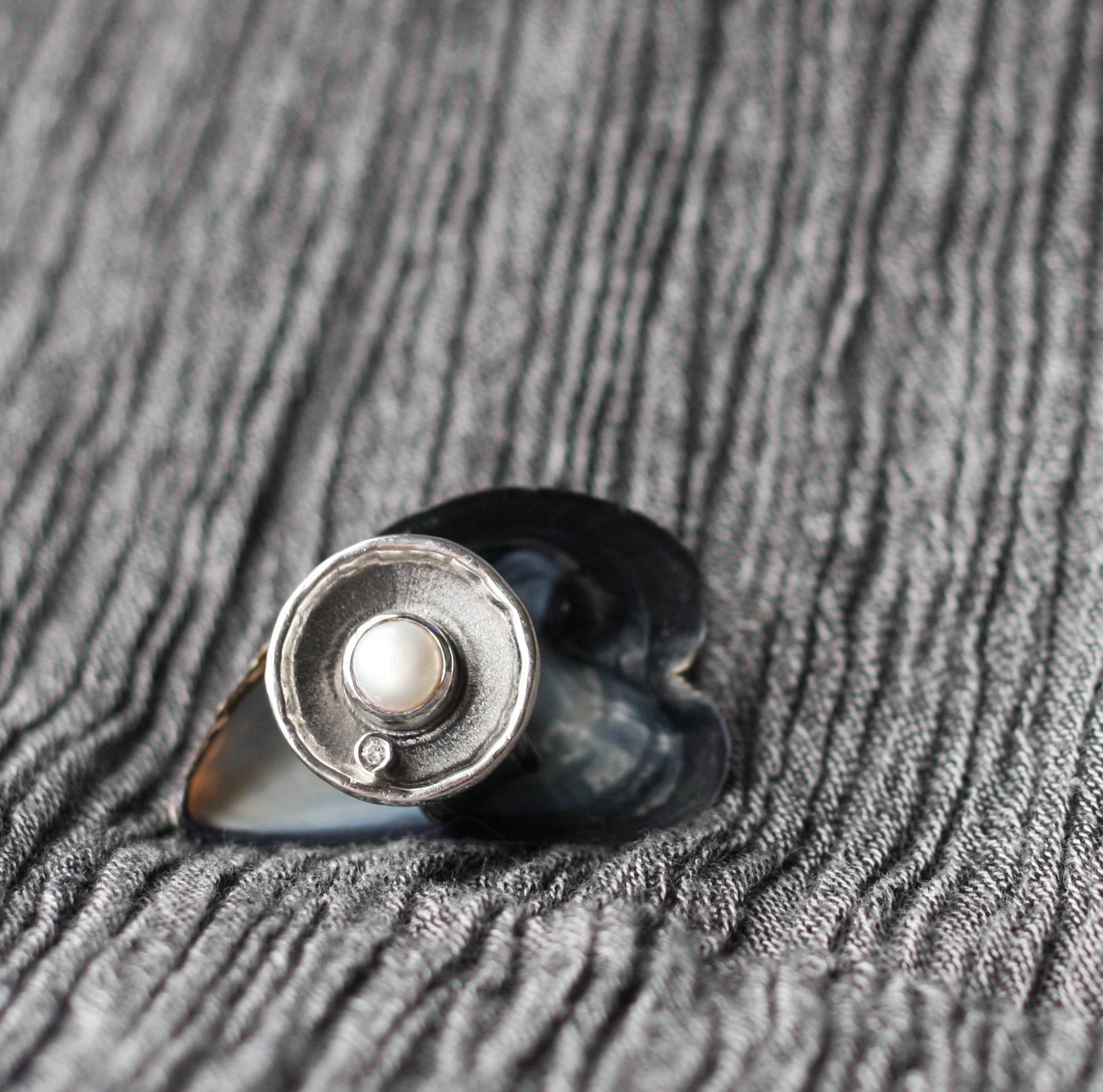 Yianni Creations Breiter Ring aus feinem Silber und schwarzem Rhodium mit Perlen und Diamanten im Angebot 10