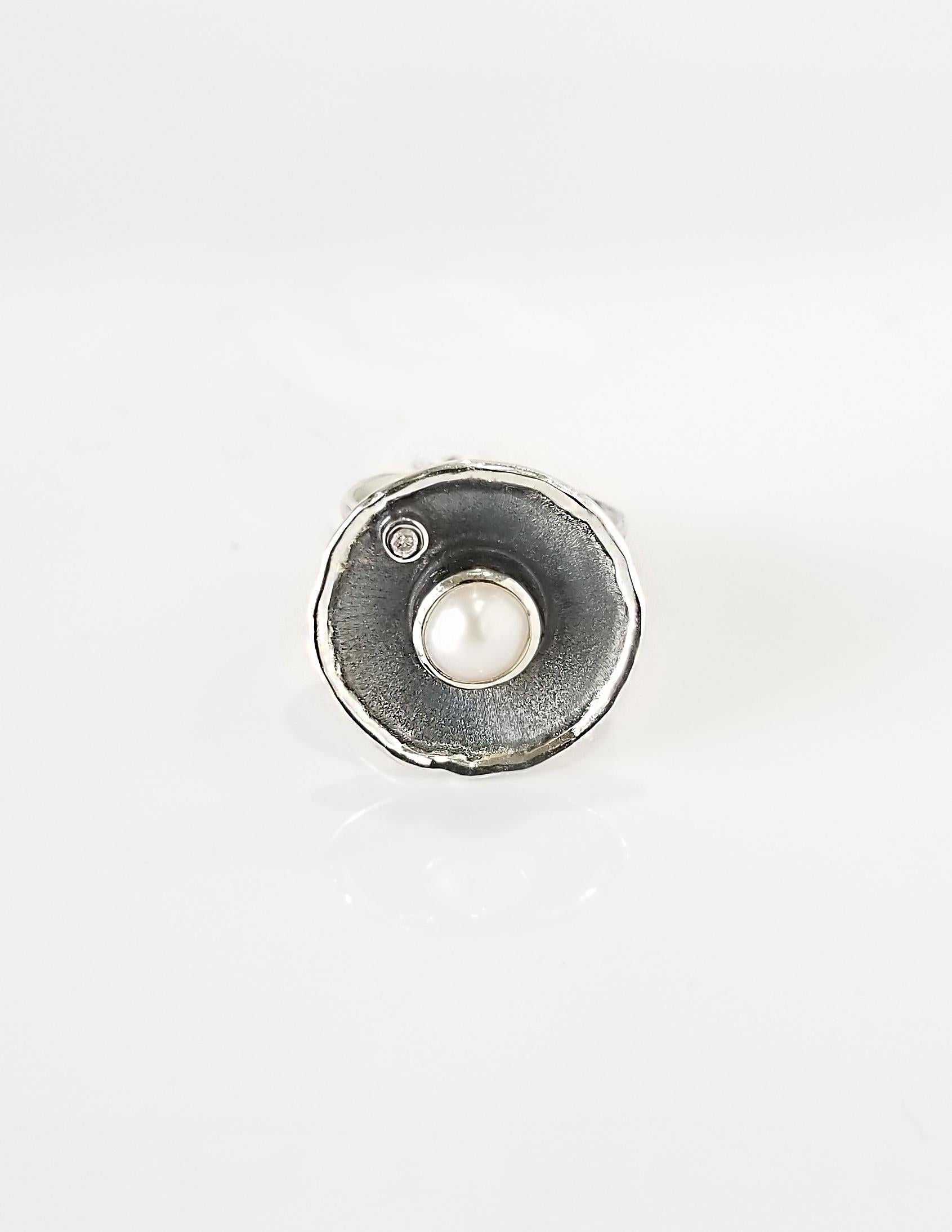 Yianni Creations Hephestos Collection 100% handgefertigter handwerklicher Ring aus Feinsilber. Der wunderschöne Ring besteht aus einer 7-7,5 mm großen Süßwasserperle und einem 0,03 Karat großen Diamanten im Brillantschliff, der auf einem