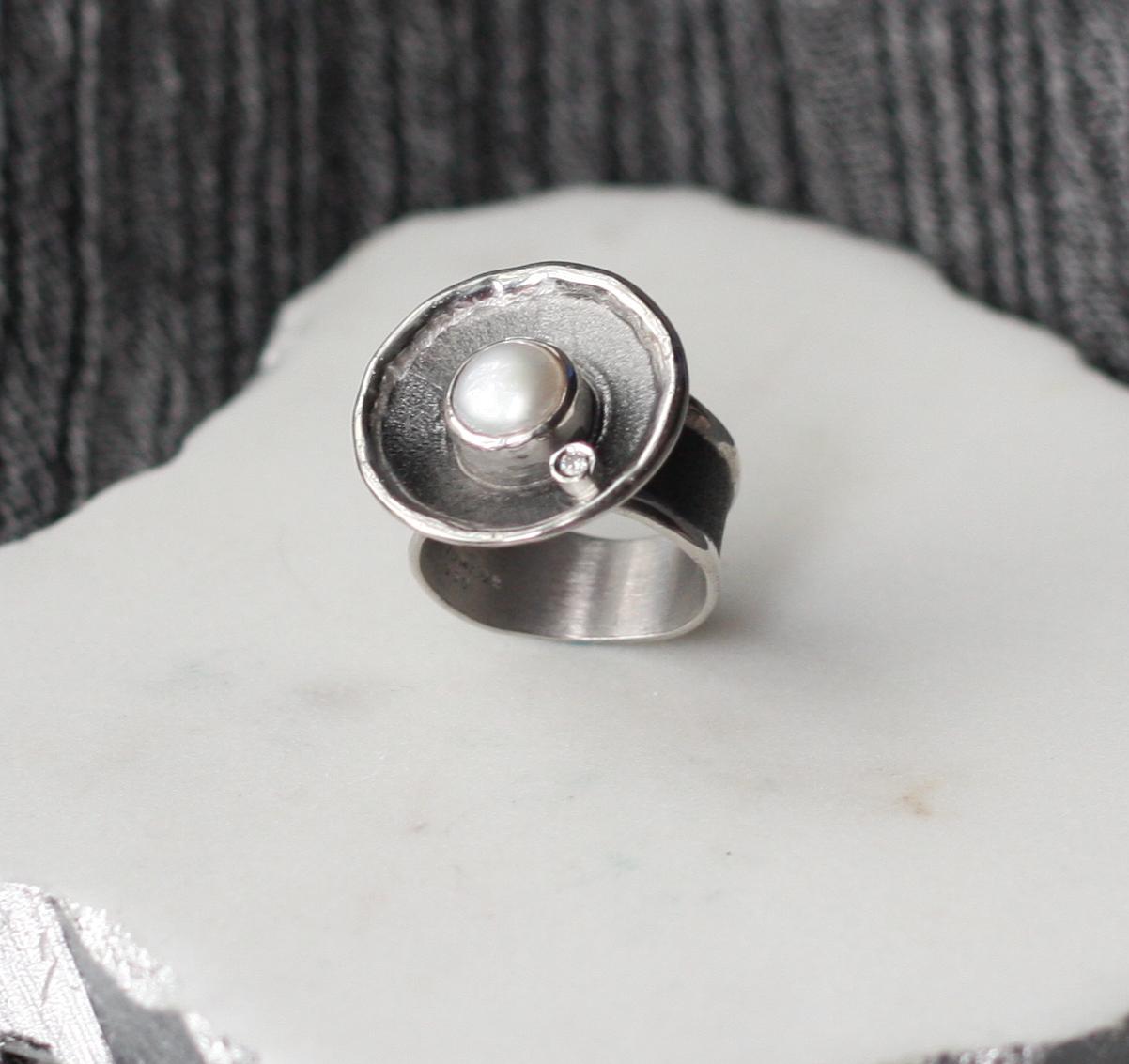 Yianni Creations Breiter Ring aus feinem Silber und schwarzem Rhodium mit Perlen und Diamanten im Zustand „Neu“ im Angebot in Astoria, NY