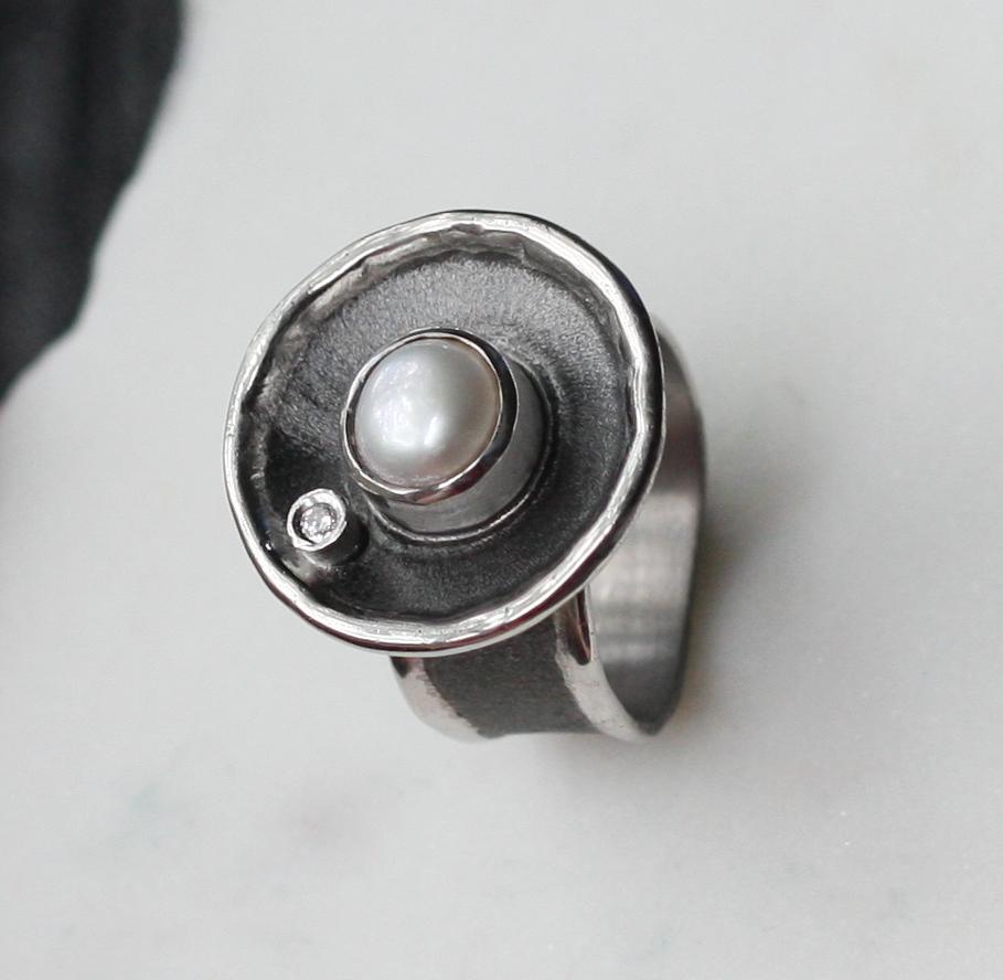 Yianni Creations Breiter Ring aus feinem Silber und schwarzem Rhodium mit Perlen und Diamanten im Angebot 4