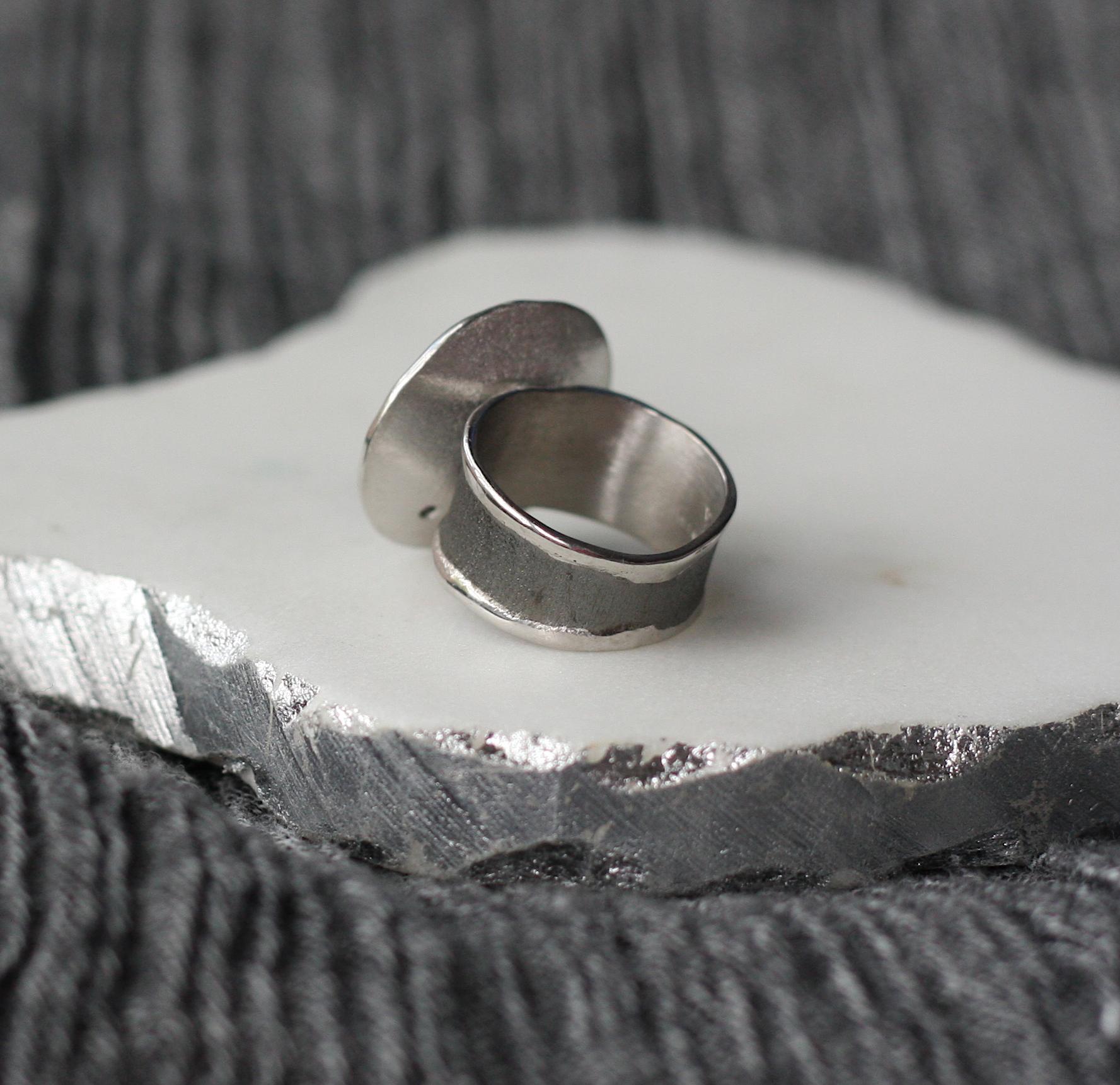 Yianni Creations Breiter Ring aus feinem Silber und schwarzem Rhodium mit Perlen und Diamanten im Angebot 5