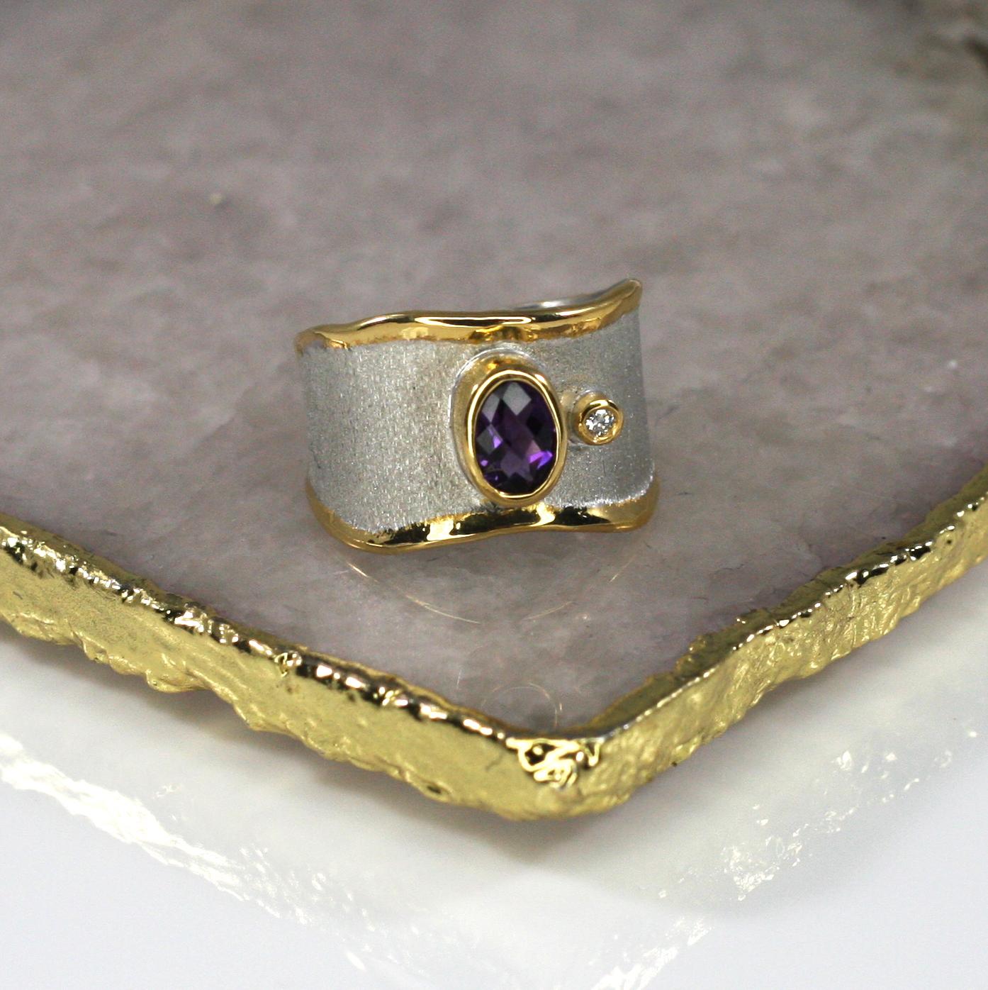 Contemporain Yianni Creations Bague à anneau en argent fin et plaqué or pur avec améthyste et diamants en vente