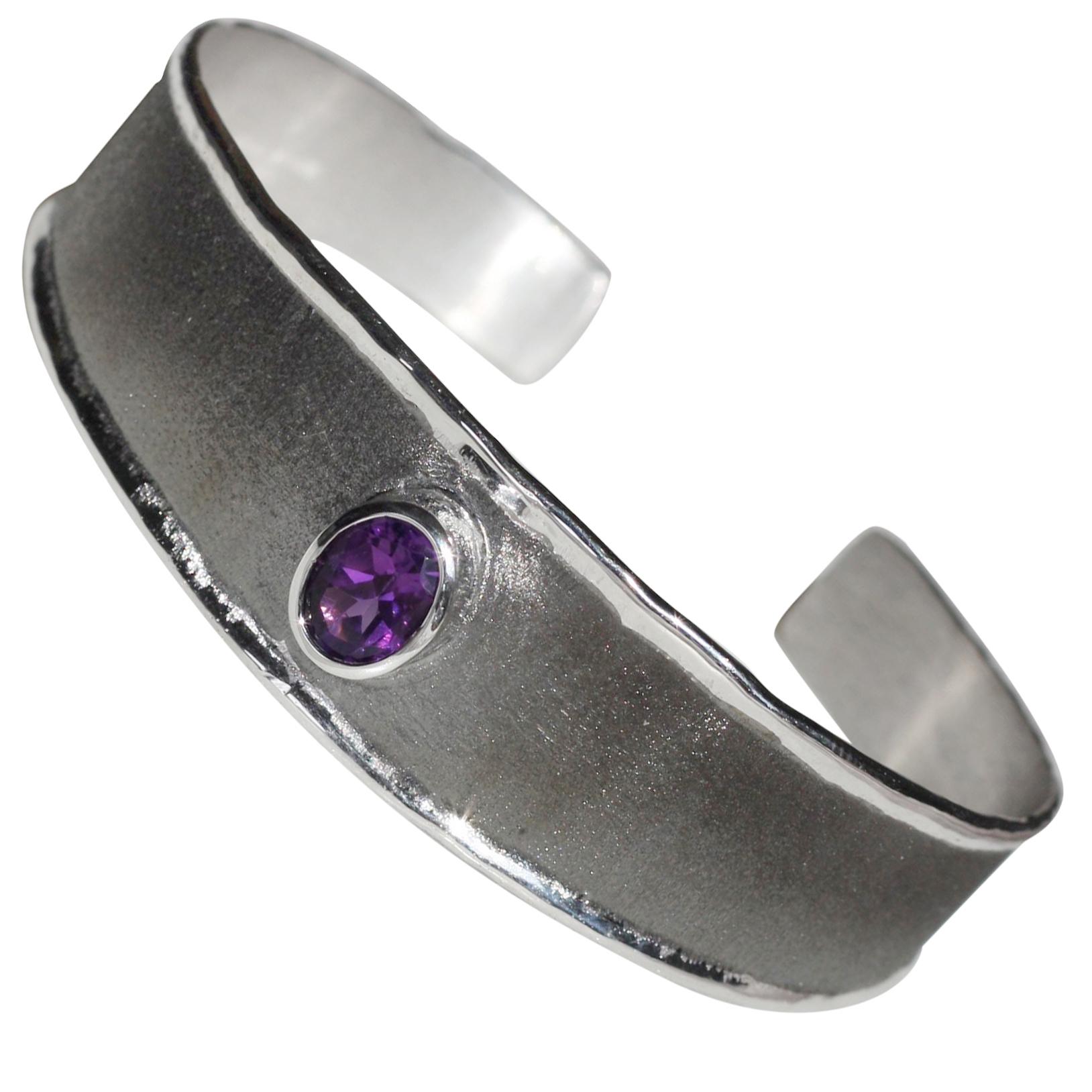 Yianni Creations présente le bracelet de la collection Hephestos, fabriqué à la main en Grèce à partir d'argent fin de pureté 950 et plaqué au palladium pour résister au ternissement. L'aspect unique de ce bracelet lui confère une finition en