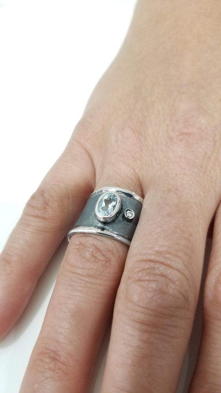 Anillo ancho Yianni Creations de aguamarina y diamante en plata fina y rodio Contemporáneo en venta