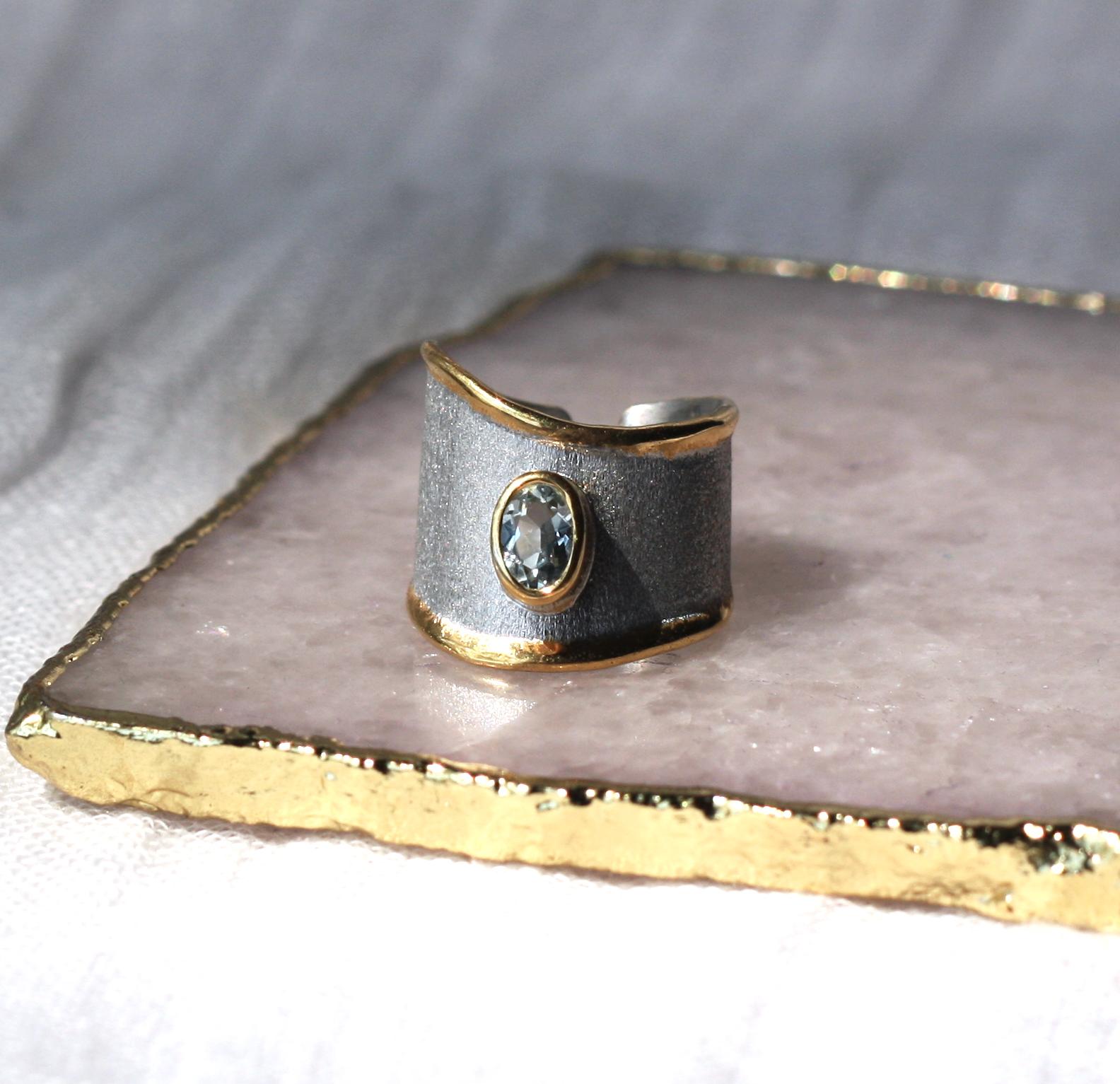 L'anello artigianale Yianni Creations Midas Collection in argento 950 placcato in palladio per resistere agli agenti atmosferici è realizzato su misura. I bordi liquidi sono decorati con una sovrapposizione di oro giallo 24 carati che contrasta con