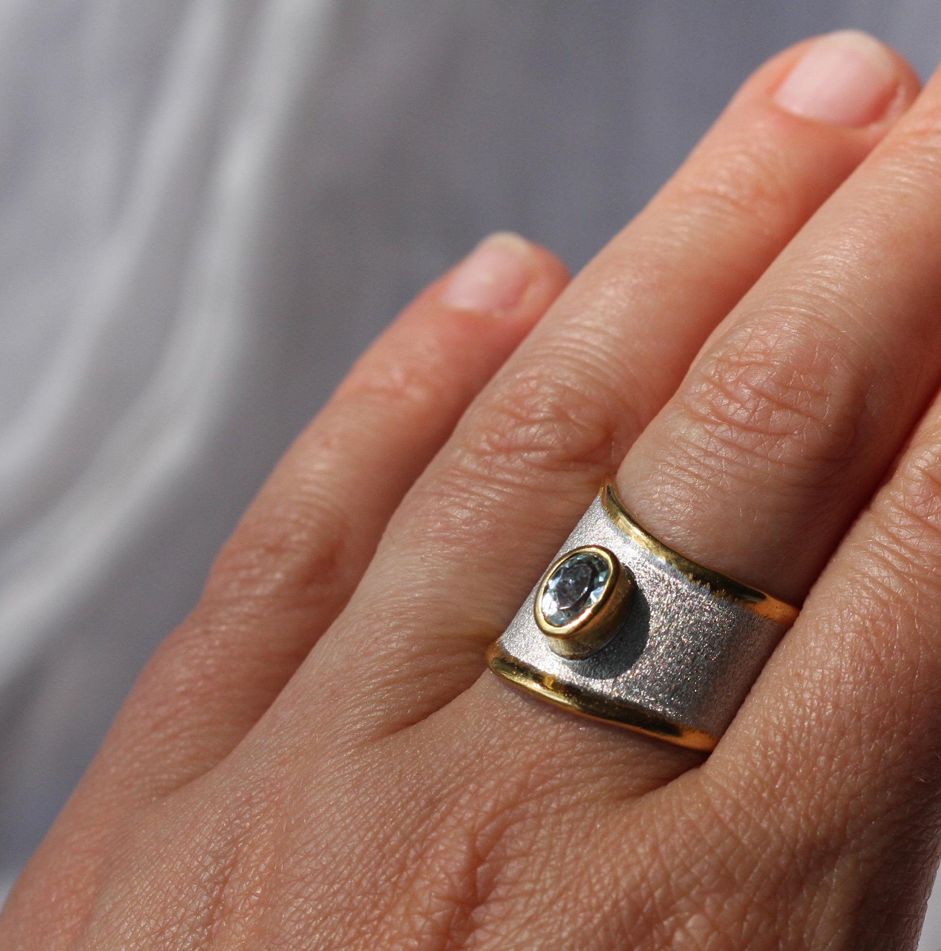 Donna Yianni Creations Anello a fascia aperta con acquamarina in argento fine e oro 24 carati a due toni in vendita
