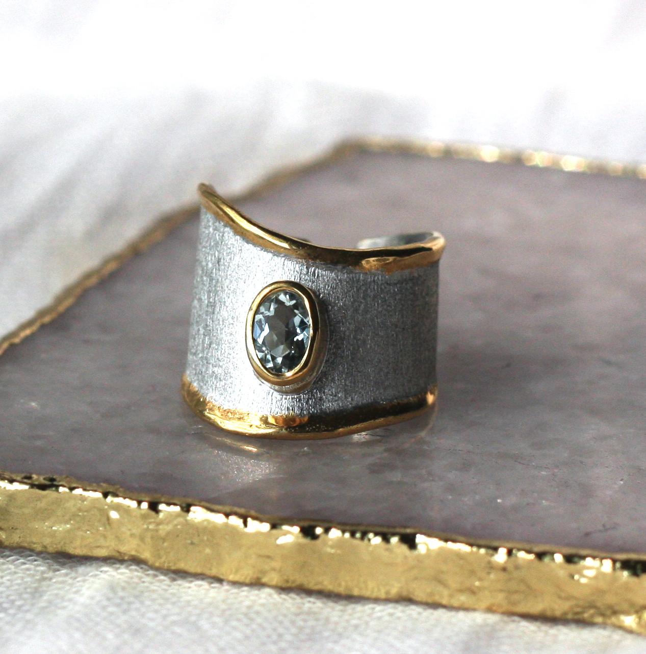 Yianni Creations Anello a fascia aperta con acquamarina in argento fine e oro 24 carati a due toni in vendita 1