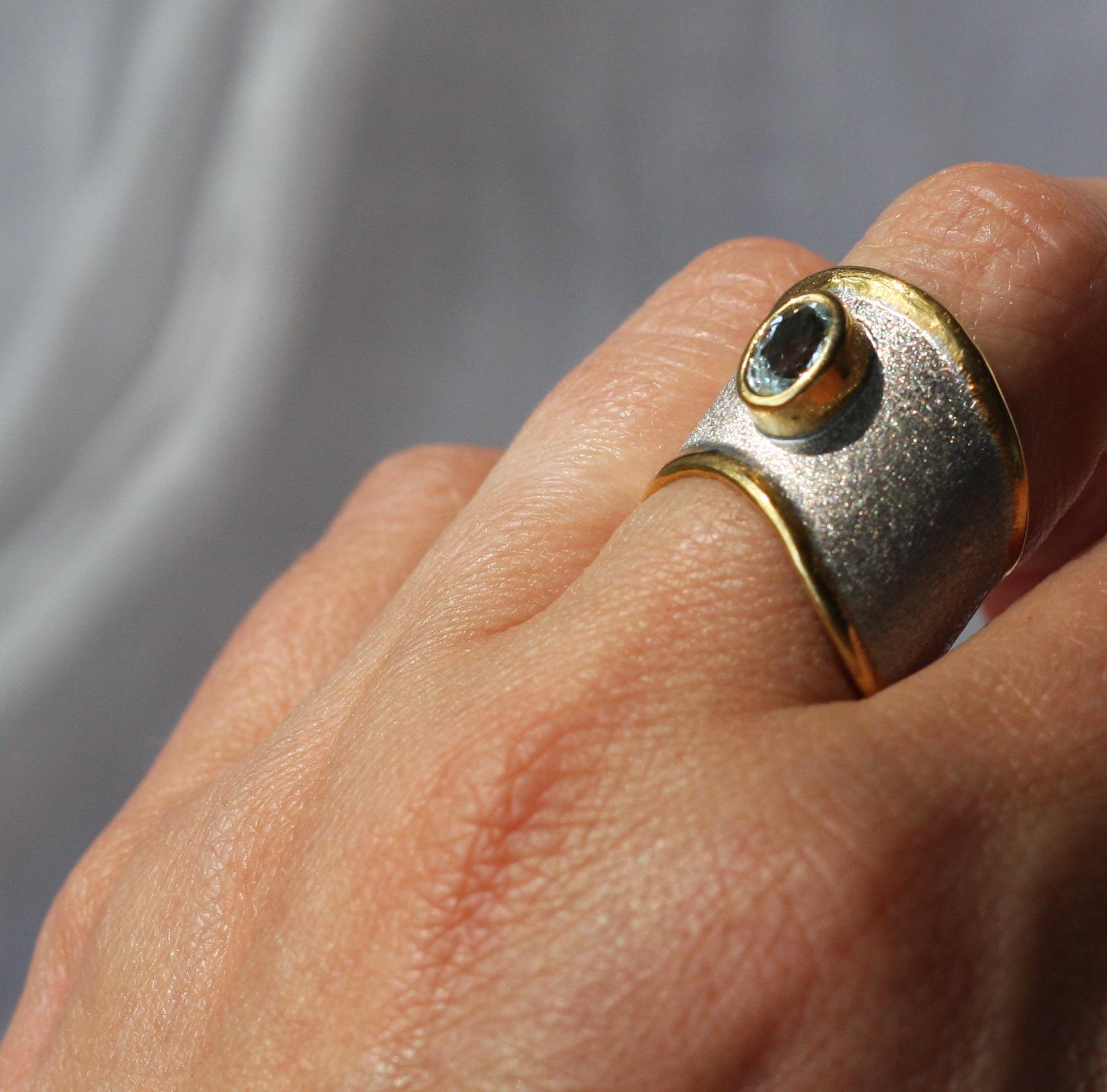 Yianni Creations Anello a fascia aperta con acquamarina in argento fine e oro 24 carati a due toni in vendita 3