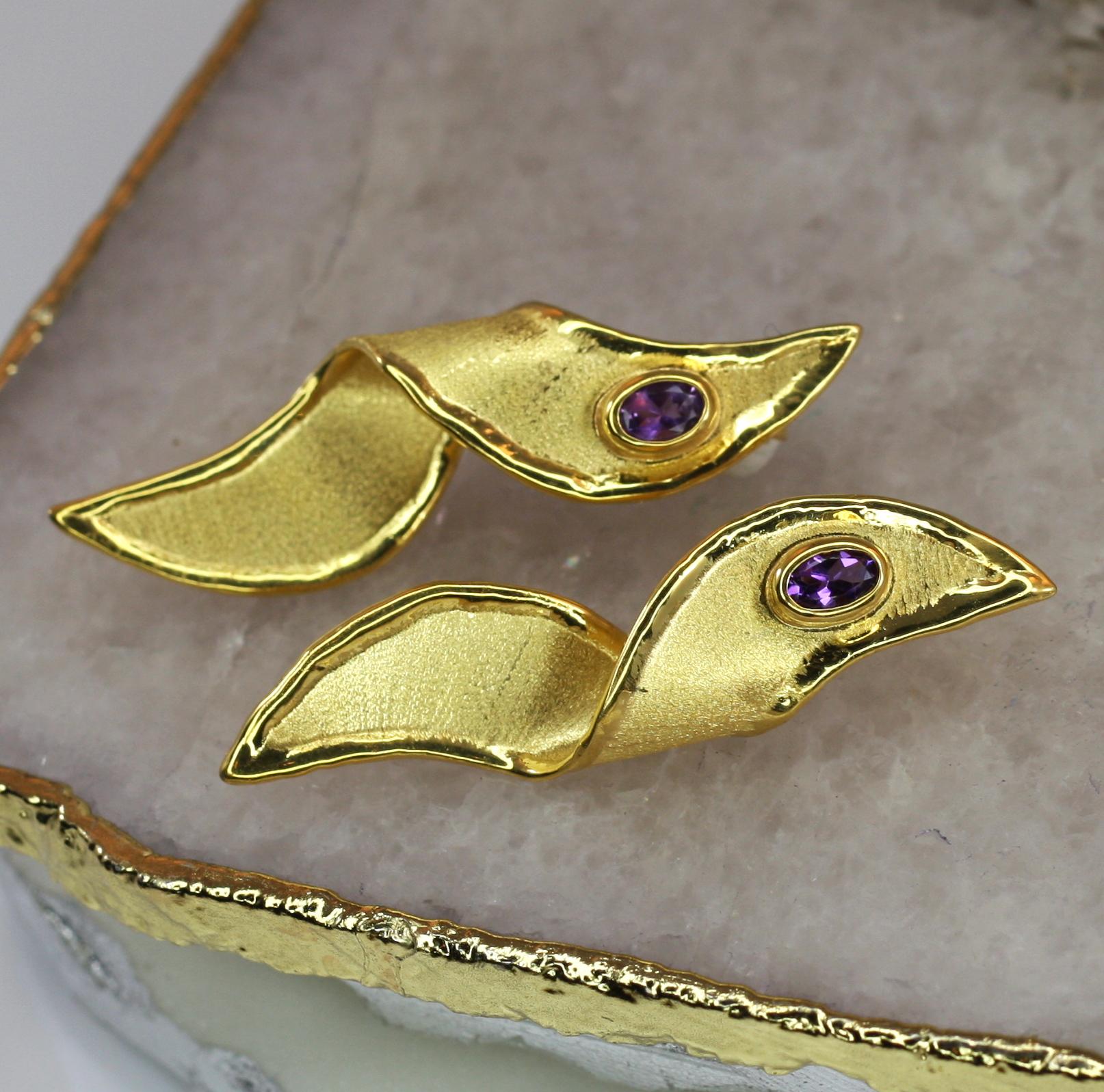 Orecchini artigianali Yianni Creations con ametista in oro 18 carati in vendita 5