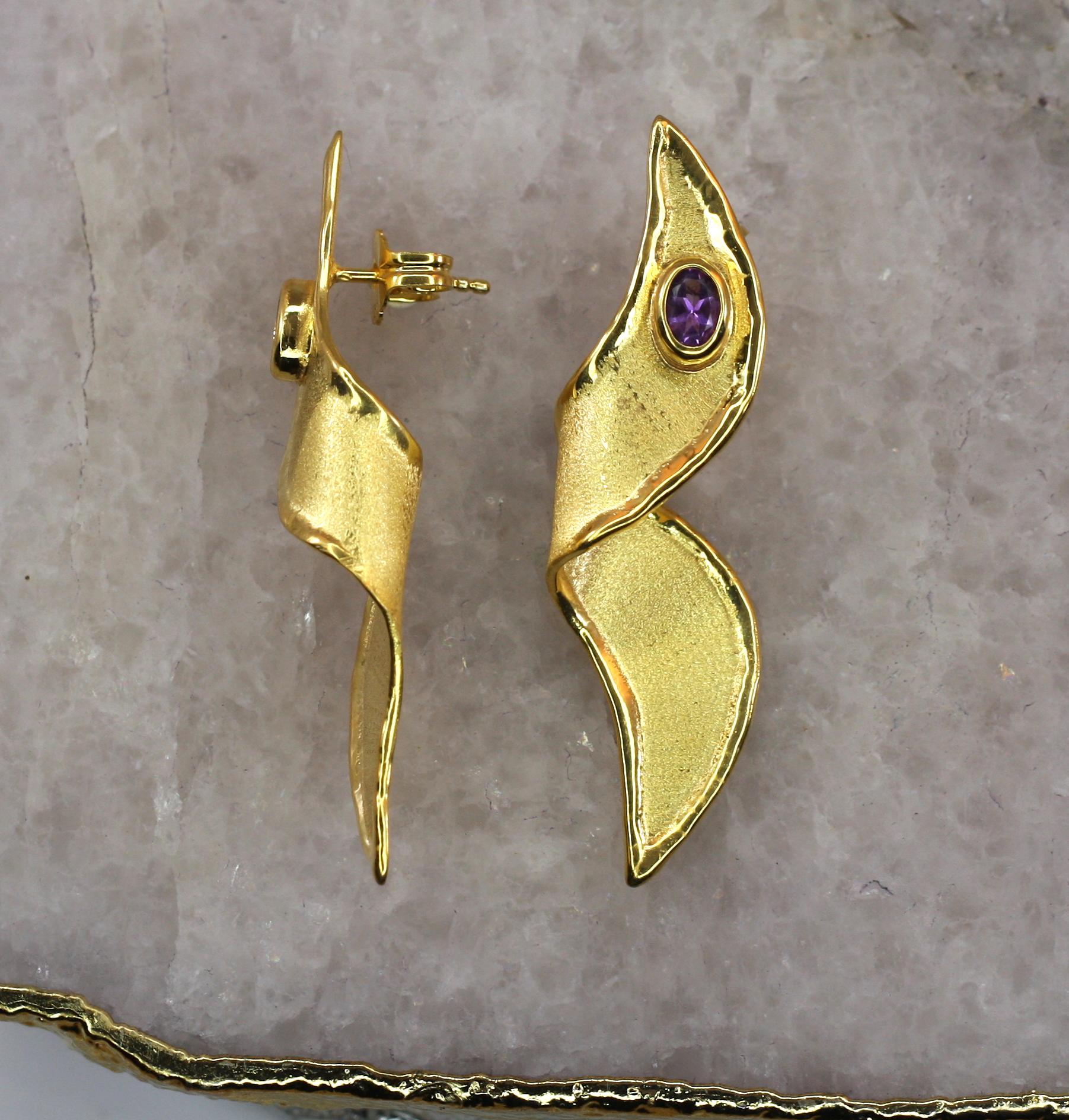 Yianni Creations presents unique artisan earrings crafted from 18 Karat yellow gold. These spiral earrings features 0.45 Carat oval cut Amethyst each.  Matching items available.
For a full selection of Yianni Creations (YC) jewelry please visit our