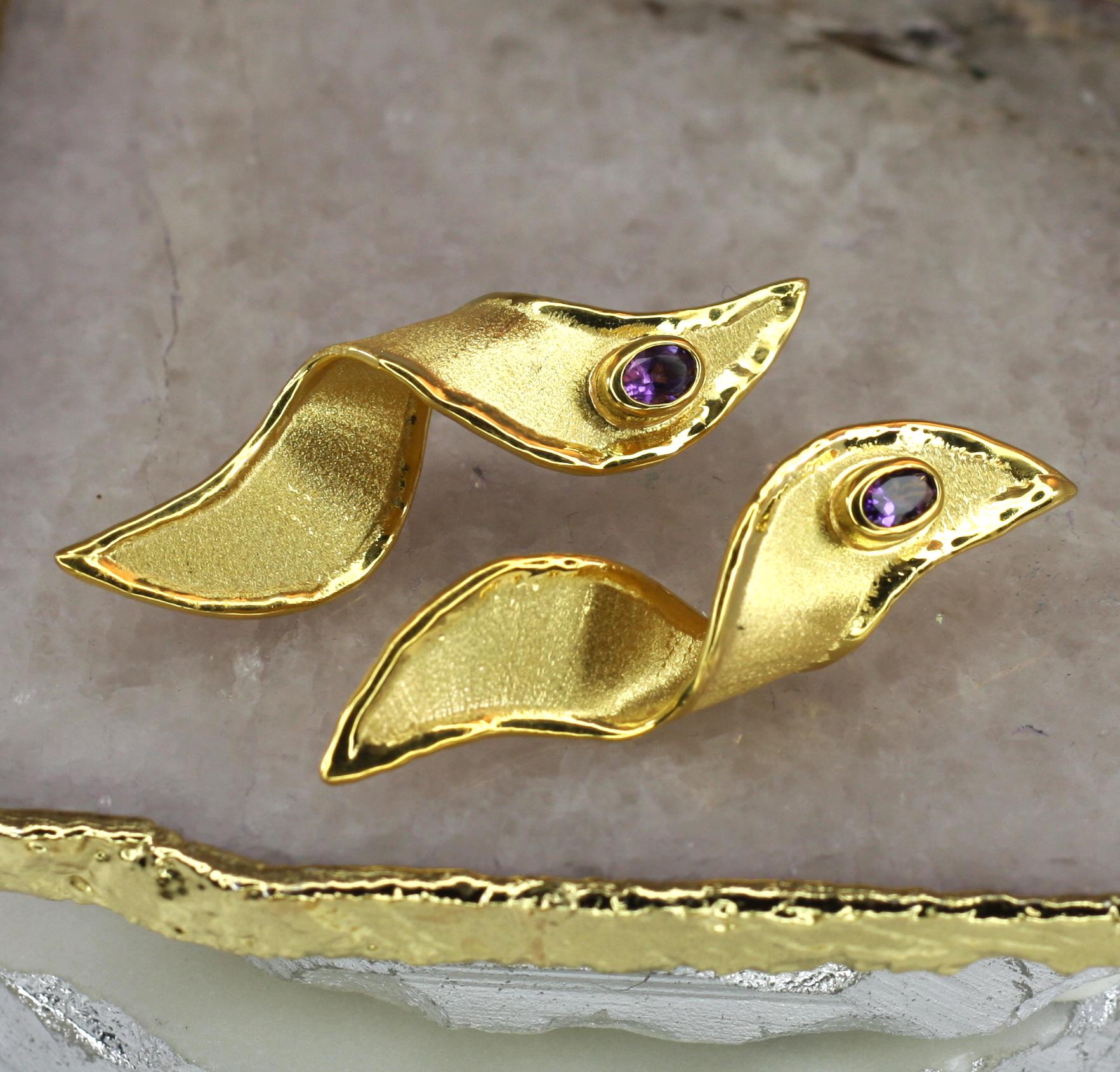 Contemporain Yianni Creations Boucles d'oreilles artisanales en or 18 carats et améthyste en vente