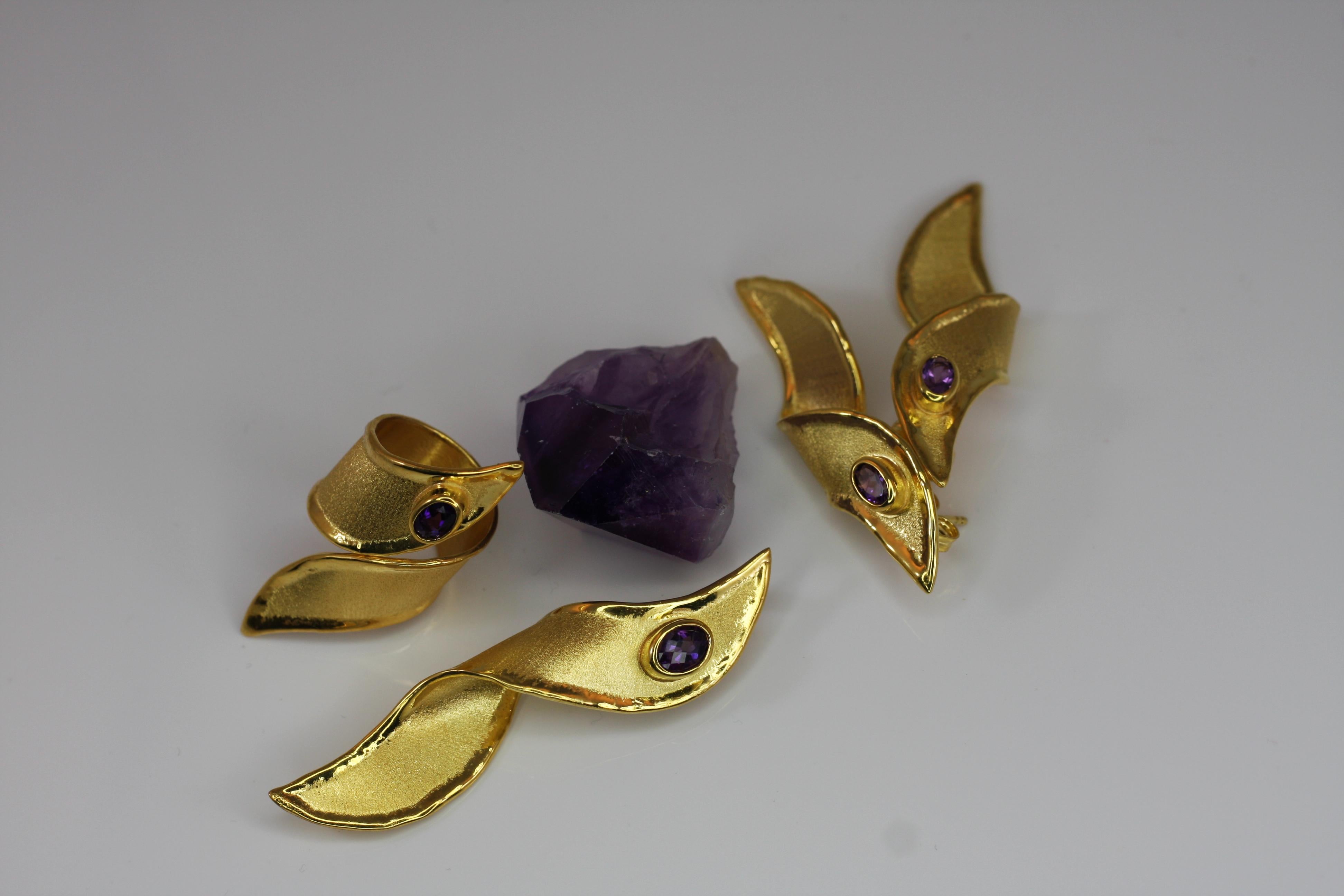 Taille ovale Yianni Creations Boucles d'oreilles artisanales en or 18 carats et améthyste en vente