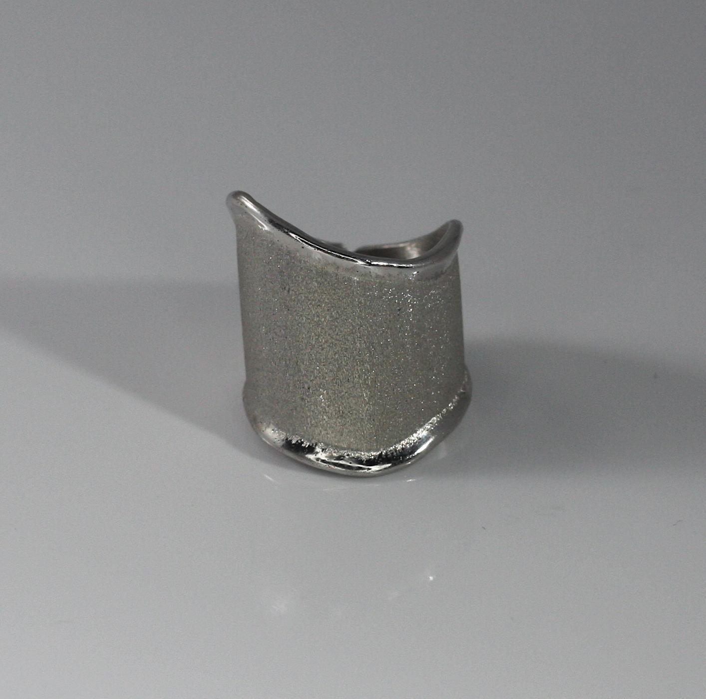 Yianni Creations Ammos Collection handgefertigter Ring aus feinem Silber 950 Reinheit mit Palladium überzogen, um den Elementen zu widerstehen. Der einzigartige Effekt entsteht durch die Kombination von zwei alten Handwerkstechniken. Der gebürstete