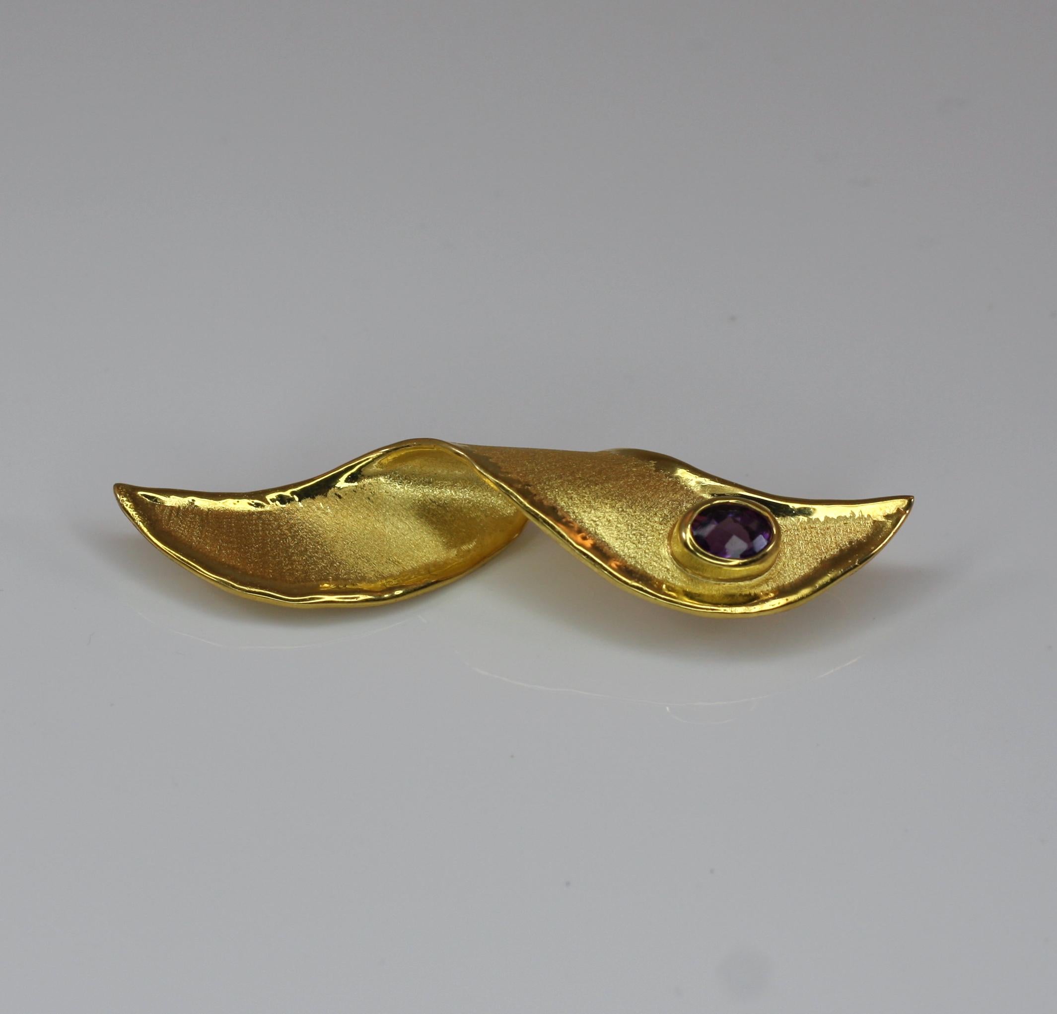 Yianni Creations Kunsthandwerklicher Anhänger mit Amethyst in 18 Karat Gold (Ovalschliff) im Angebot