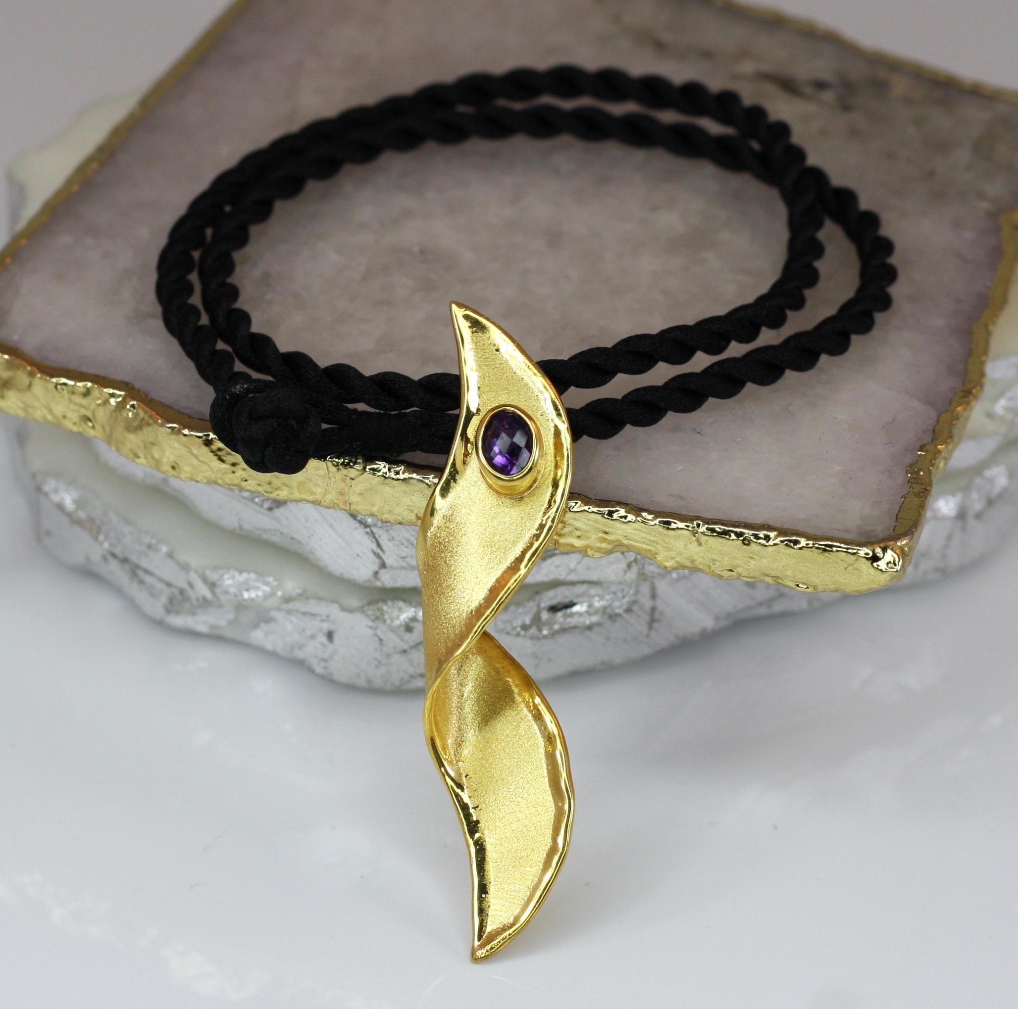 Ciondolo artigianale Yianni Creations con ametista in oro 18 carati in vendita 1
