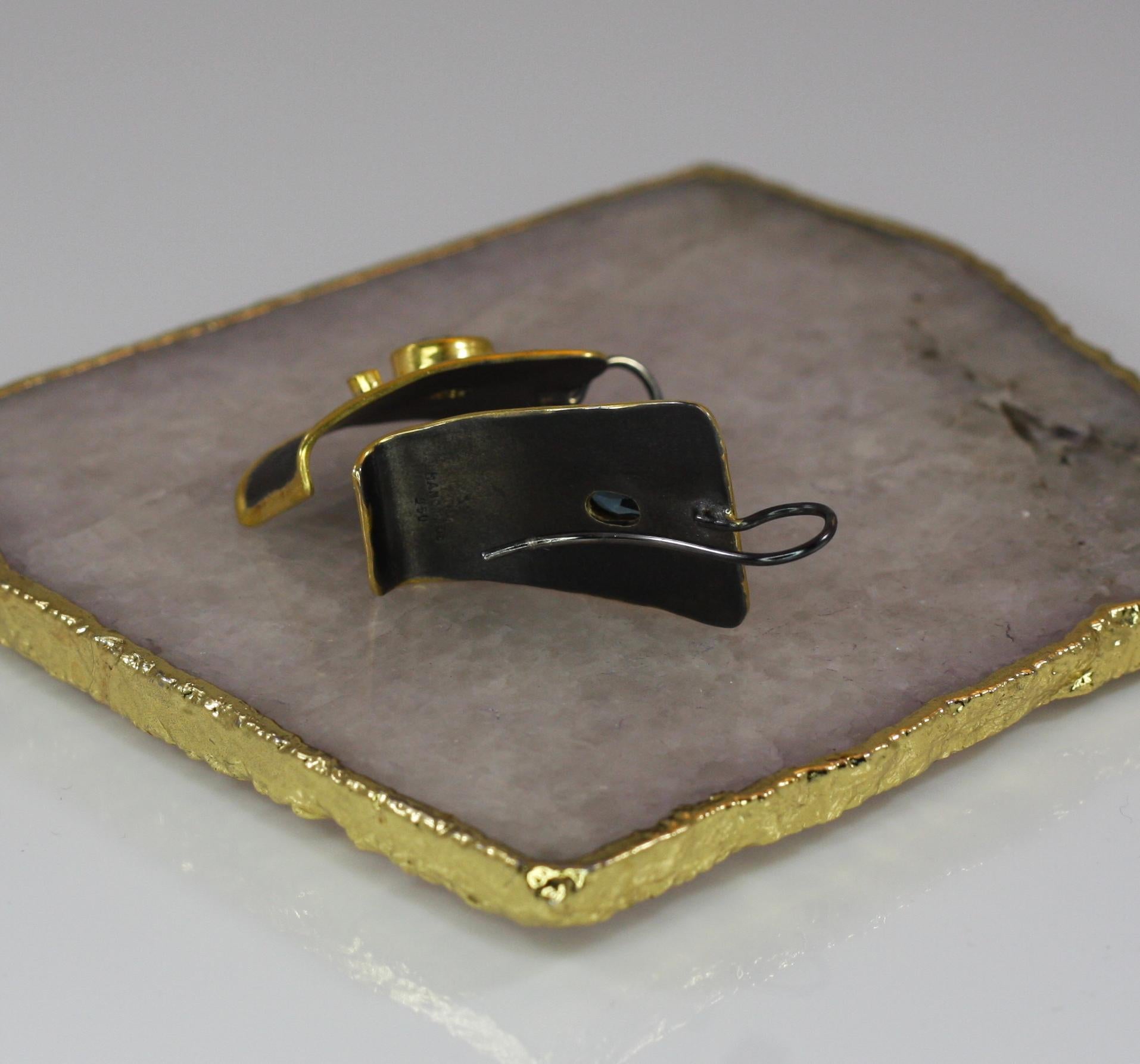 Taille ovale Yianni Creations - Topaze bleue et diamants  Boucles d'oreilles pendantes or et argent bicolore en vente
