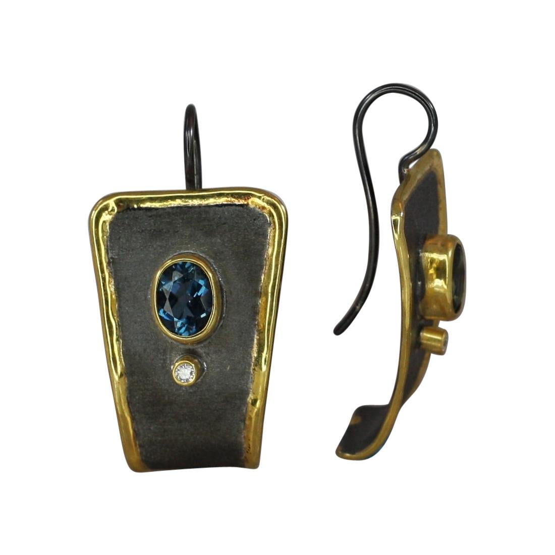 Yianni Creations - Topaze bleue et diamants  Boucles d'oreilles pendantes or et argent bicolore en vente
