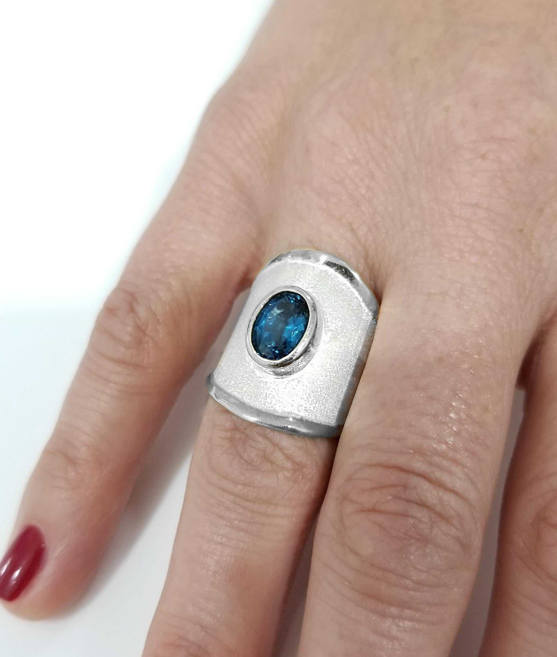 Yianni Creations Blauer Topas-Ring aus feinem Silber und 24 Karat Gold (Ovalschliff) im Angebot