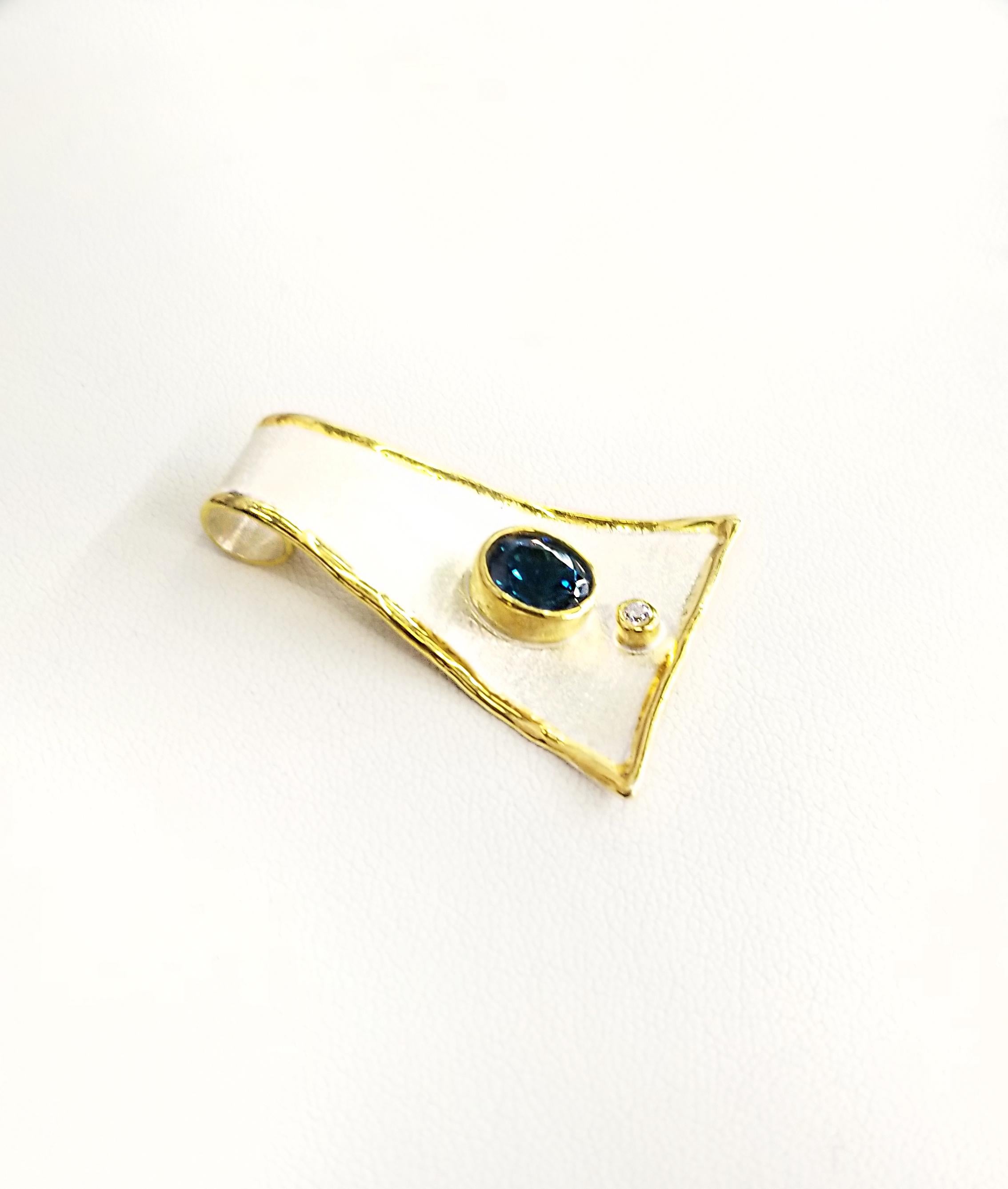 Yianni Creations Zweifarbiger Anhänger aus 24 Karat Gold mit Blautopas und Diamant in Feinsilber (Zeitgenössisch) im Angebot