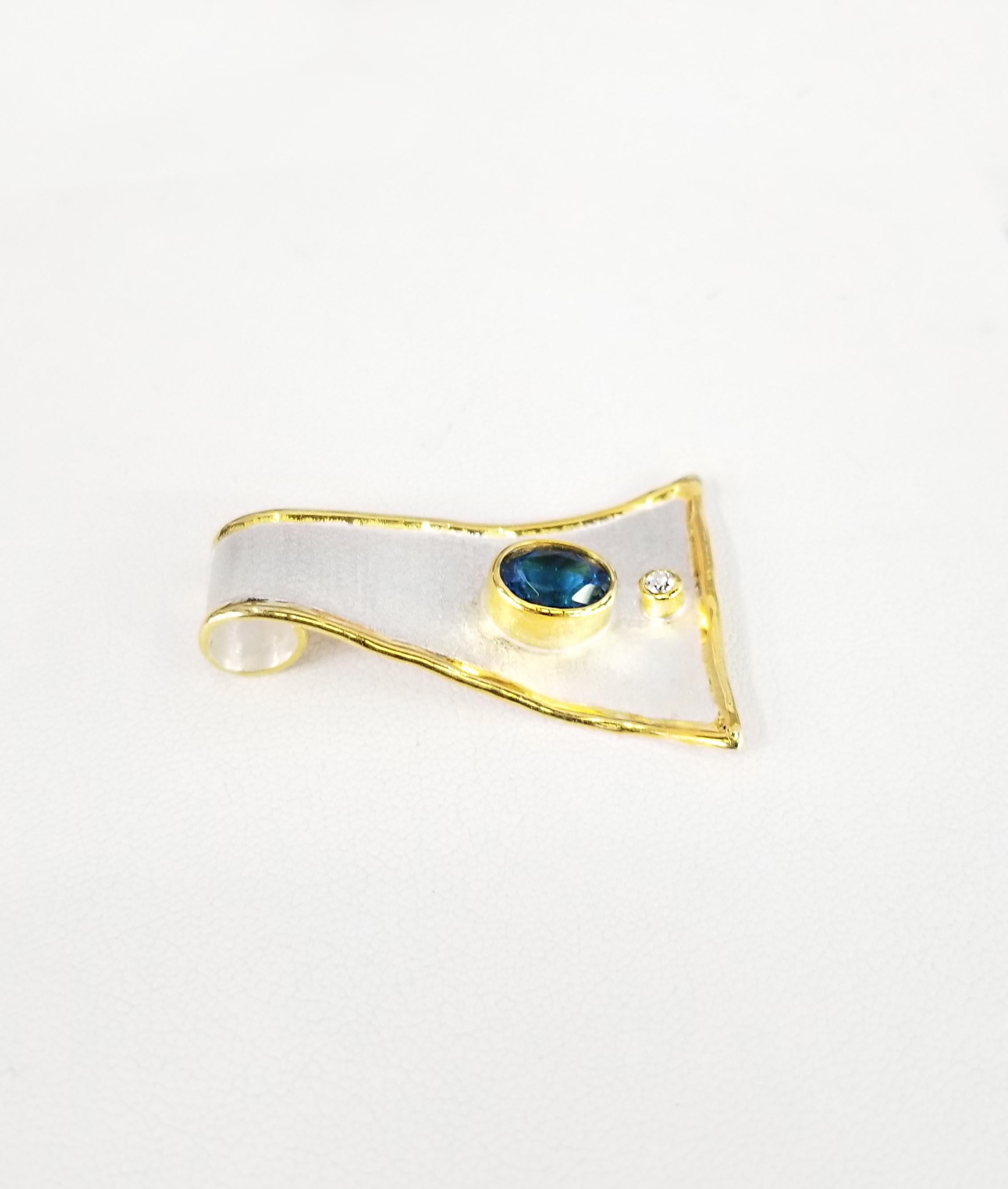 Yianni Creations Zweifarbiger Anhänger aus 24 Karat Gold mit Blautopas und Diamant in Feinsilber im Zustand „Neu“ im Angebot in Astoria, NY