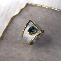 Yianni Creations Anillo ancho de topacio azul de plata fina y oro de 24 quilates en dos tonos