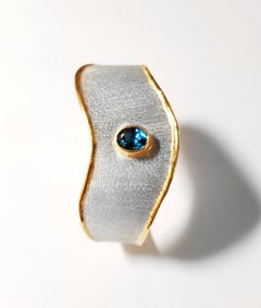 Yianni Creations Zweifarbiges Manschettenarmband aus Blautopas, feinem Silber und 24 Karat Gold