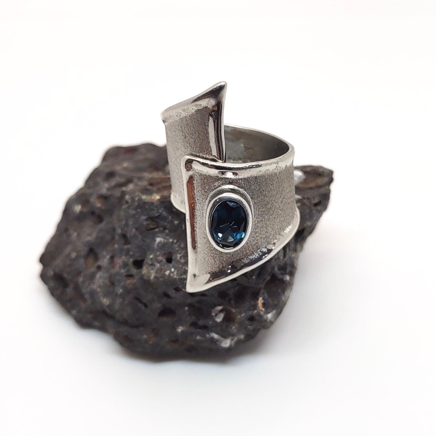 Yianni Creations Verstellbarer Ring mit breitem Band aus blauem Topas, feinem Silber und Palladium im Angebot 10