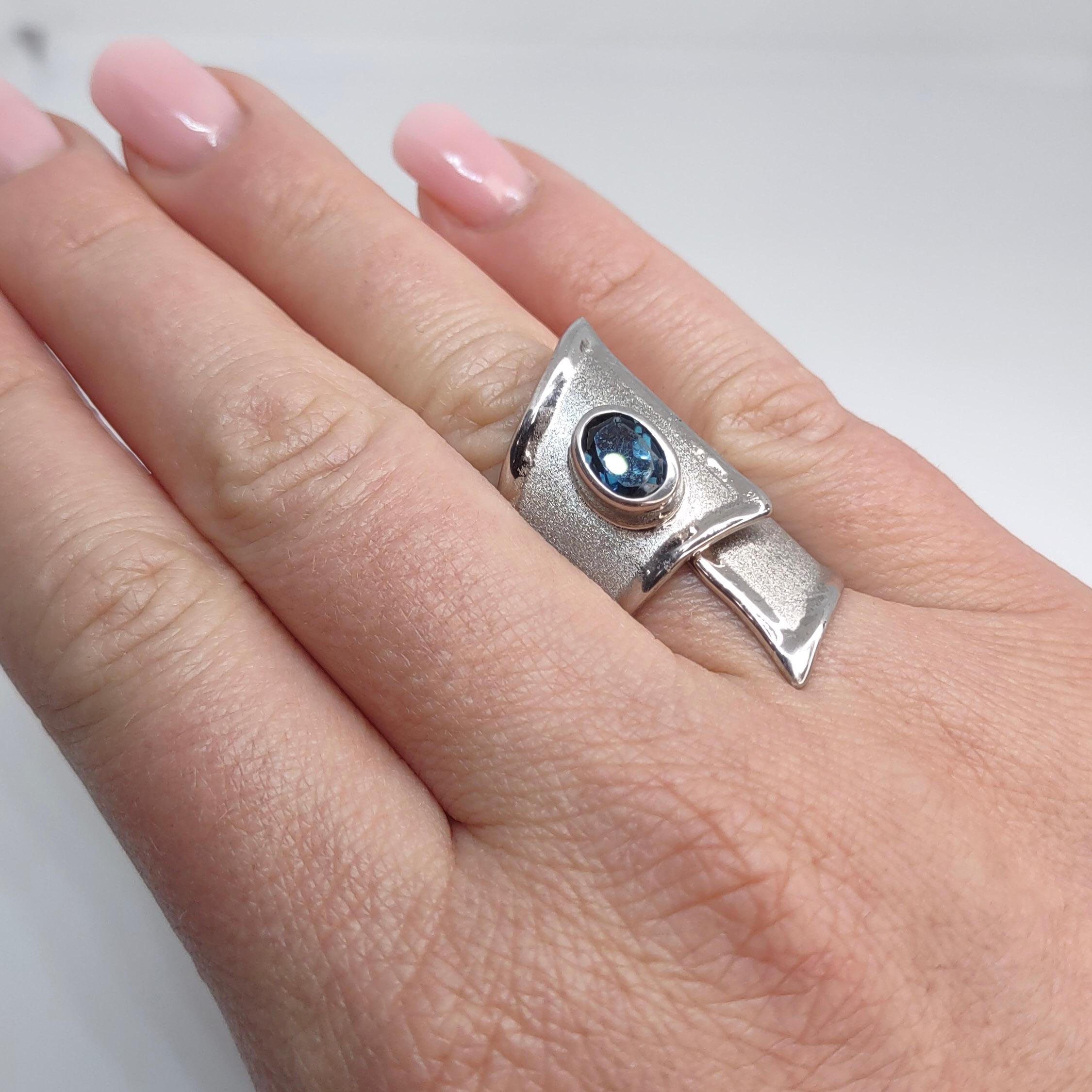 Yianni Creations Verstellbarer Ring mit breitem Band aus blauem Topas, feinem Silber und Palladium im Angebot 12