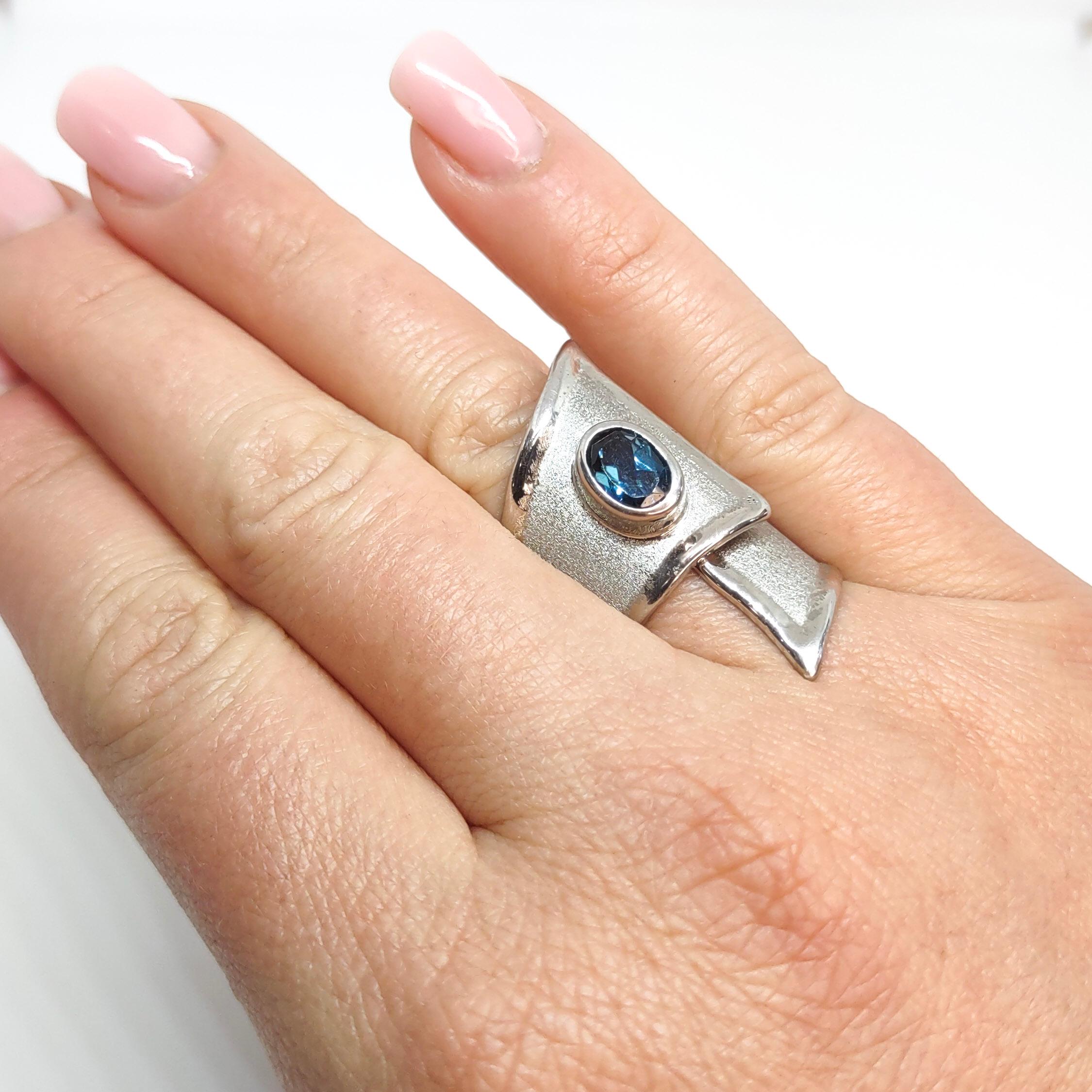 Yianni Creations Verstellbarer Ring mit breitem Band aus blauem Topas, feinem Silber und Palladium im Angebot 13