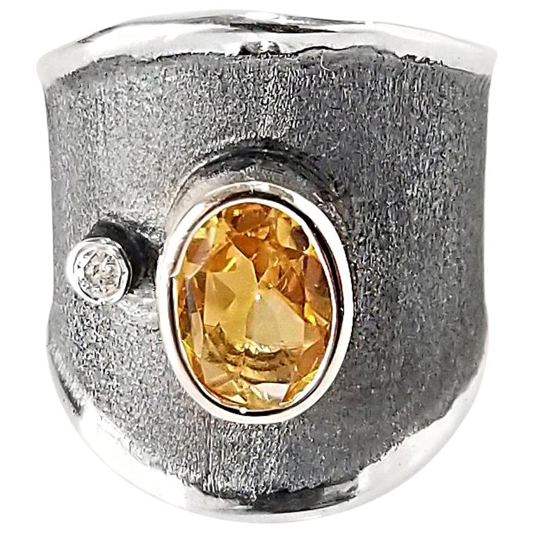 Yianni Creations Anillo ancho de citrino y diamante de plata fina y rodio negro
