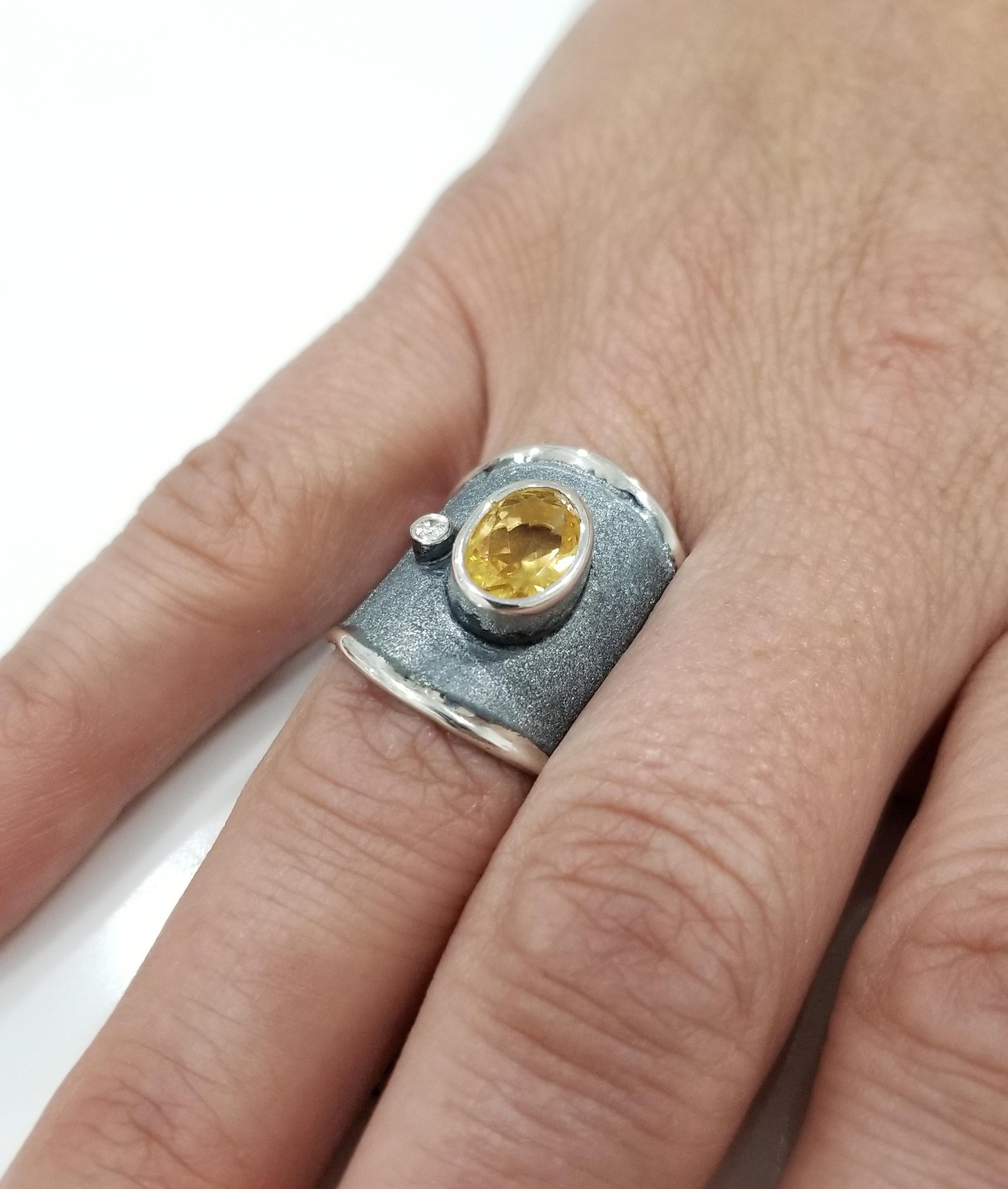 Yianni Creations breiter Ring mit Citrin und Diamant aus feinem Silber und Rhodium (Ovalschliff) im Angebot