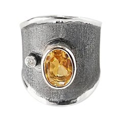 Yianni Creations Anello a fascia larga in argento e rodio con citrino e diamanti
