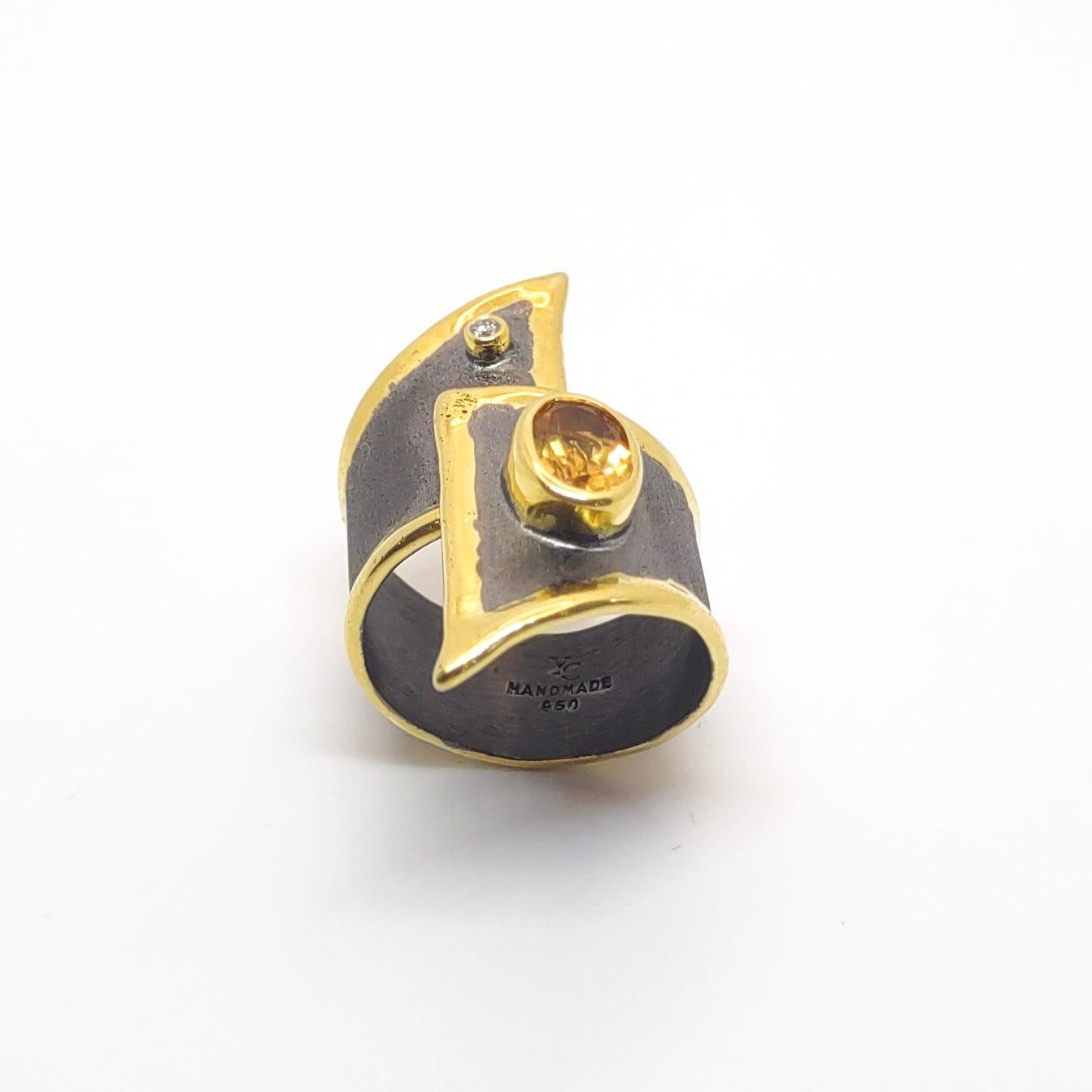 Taille ovale Yianni Creations Bague en or jaune 24 carats et rhodium noir avec citrine et diamants en vente
