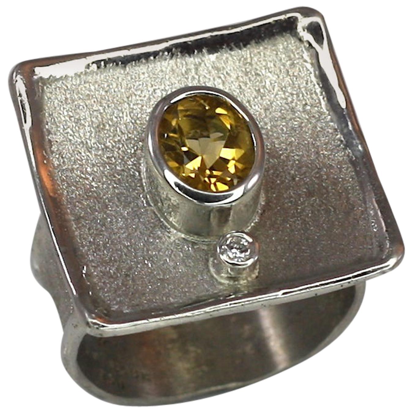Yianni Kreationen Quadratischer Ring mit Citrin, weißem Diamant und feinem Silber