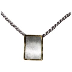 Yianni Creations Colgante rectangular de plata fina y oro de 24 quilates en dos tonos realzador