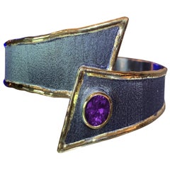 Yianni Creations Feines Silber 24 Karat Gold zweifarbiges breites Amethyst-Manschettenarmband