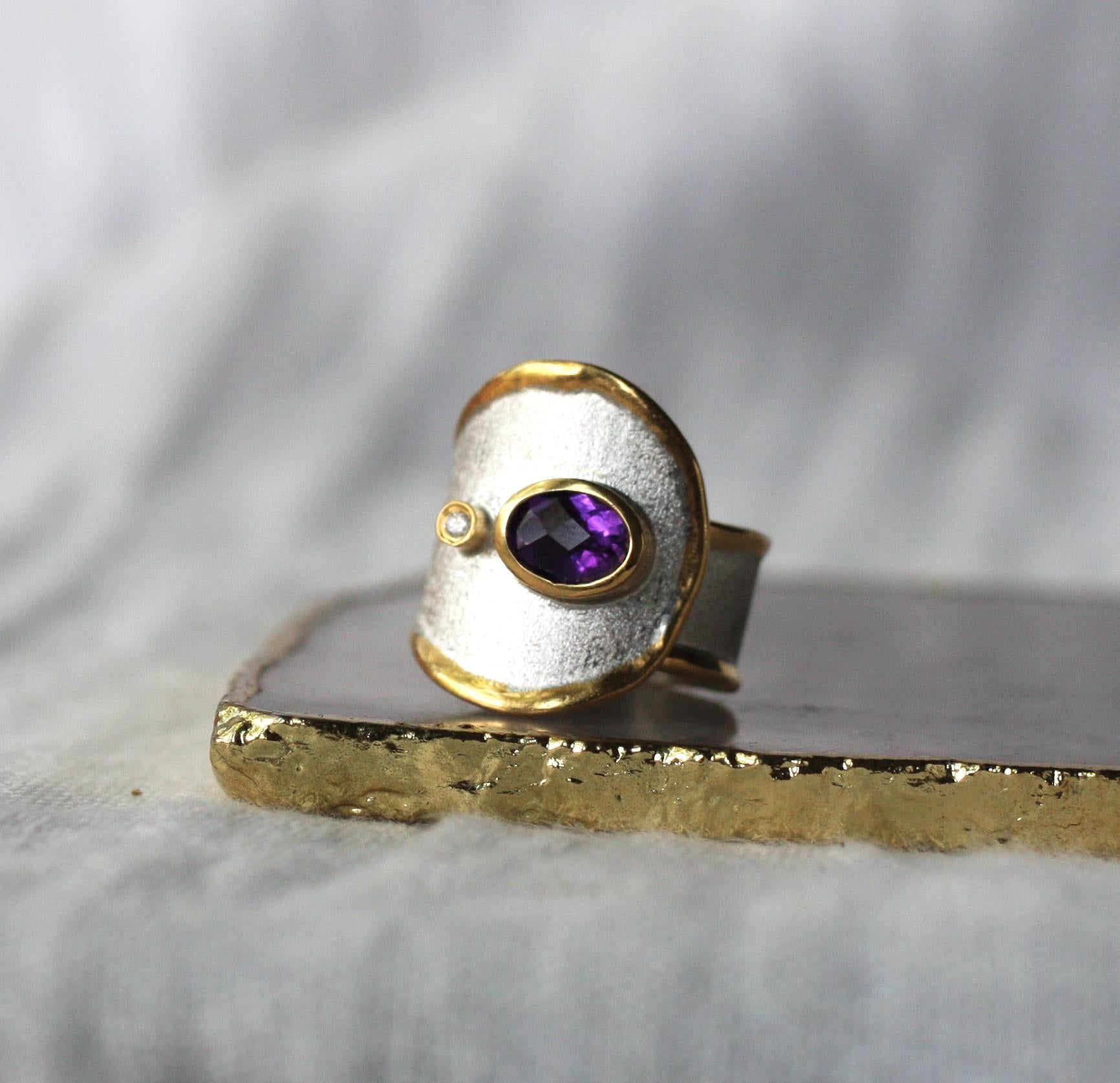 Yianni Kreationen Ring mit Amethyst und Diamant aus feinem Silber und 24 Karat Gold (Ovalschliff) im Angebot