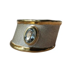 Yianni Creations Anello asimmetrico con acquamarina in argento e oro 24 carati