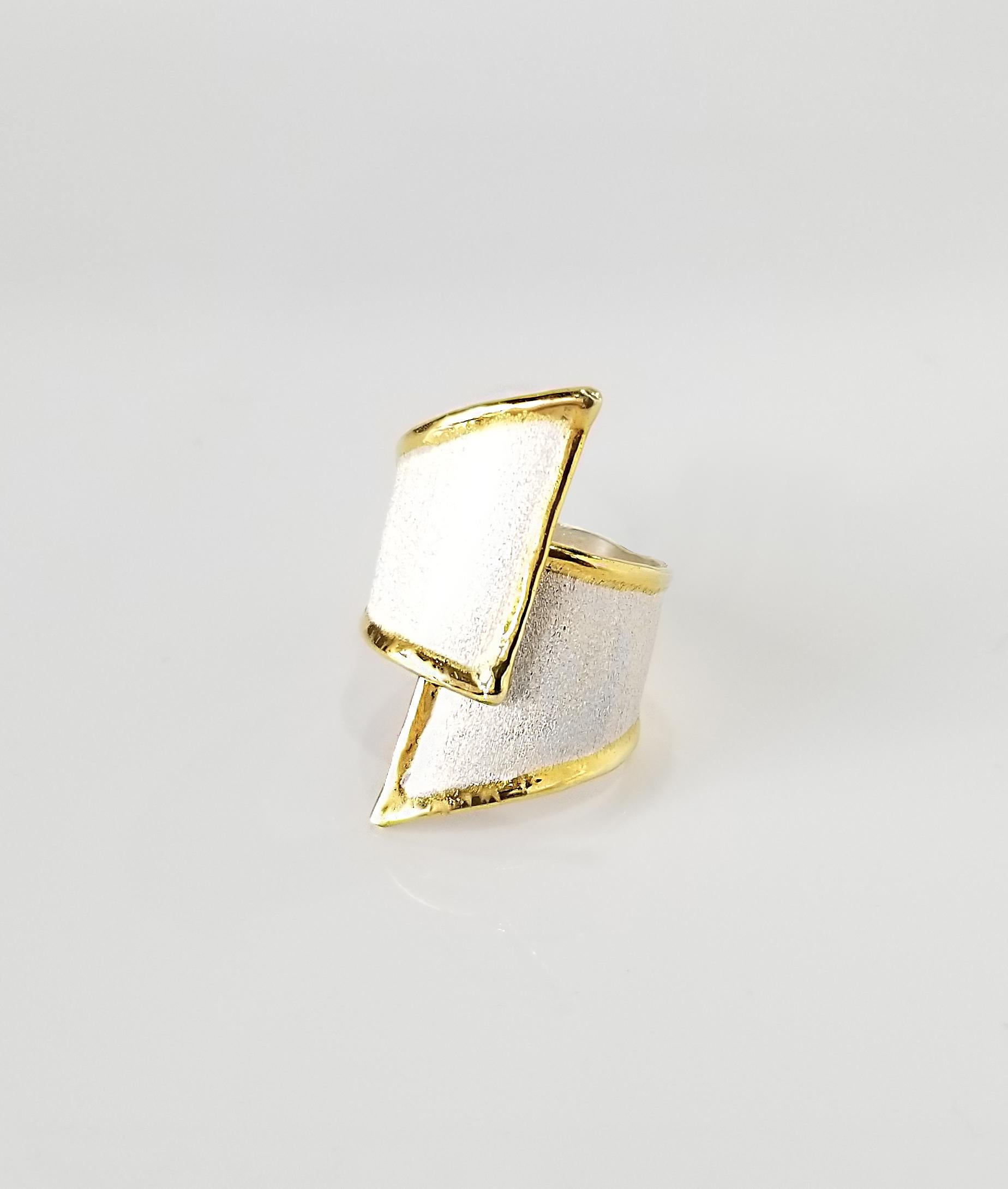 Präsentiert Yianni Creations Midas Collection handgefertigten Ring aus feinem Silber 950 Reinheit plattiert mit Palladium zu widerstehen Elemente. Die Flüssigkeitsränder sind mit einem dicken Überzug aus 24 Karat Gelbgold verziert. Der Ring ist
