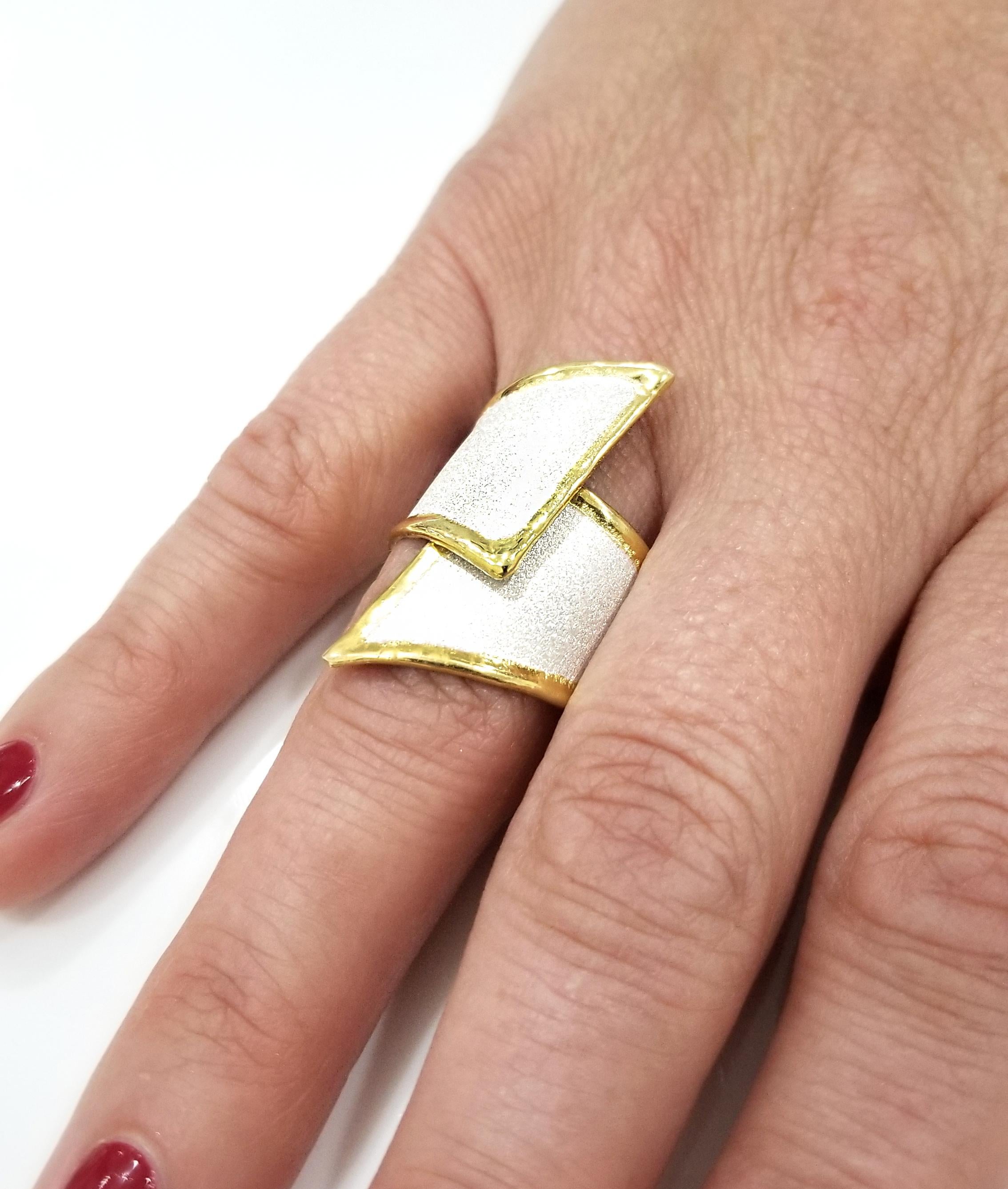 Yianni Creations Asymmetrischer breiter Kunsthandwerker-Ring aus feinem Silber 24 Karat Gold (Zeitgenössisch) im Angebot