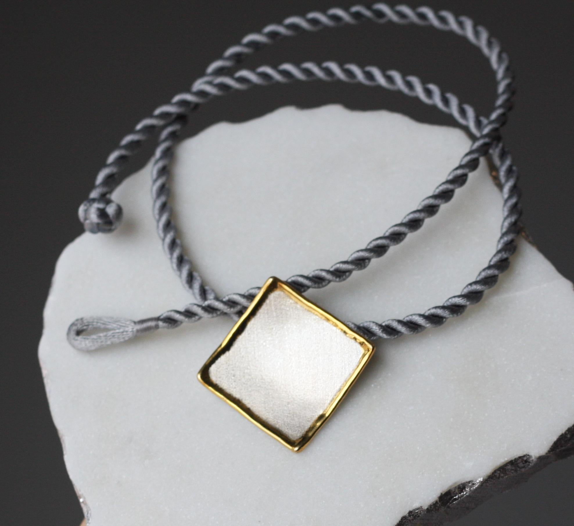 Yianni Creations, argento fino e oro 24 carati, ciondolo geometrico di rinforzo in vendita 7