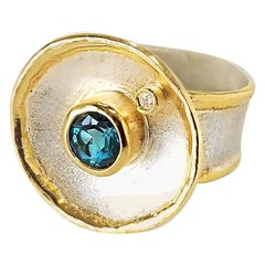 Yianni Creations Londoner Blauer Topas mit Diamanten  Ring aus feinem Silber und 24-karätigem Gold