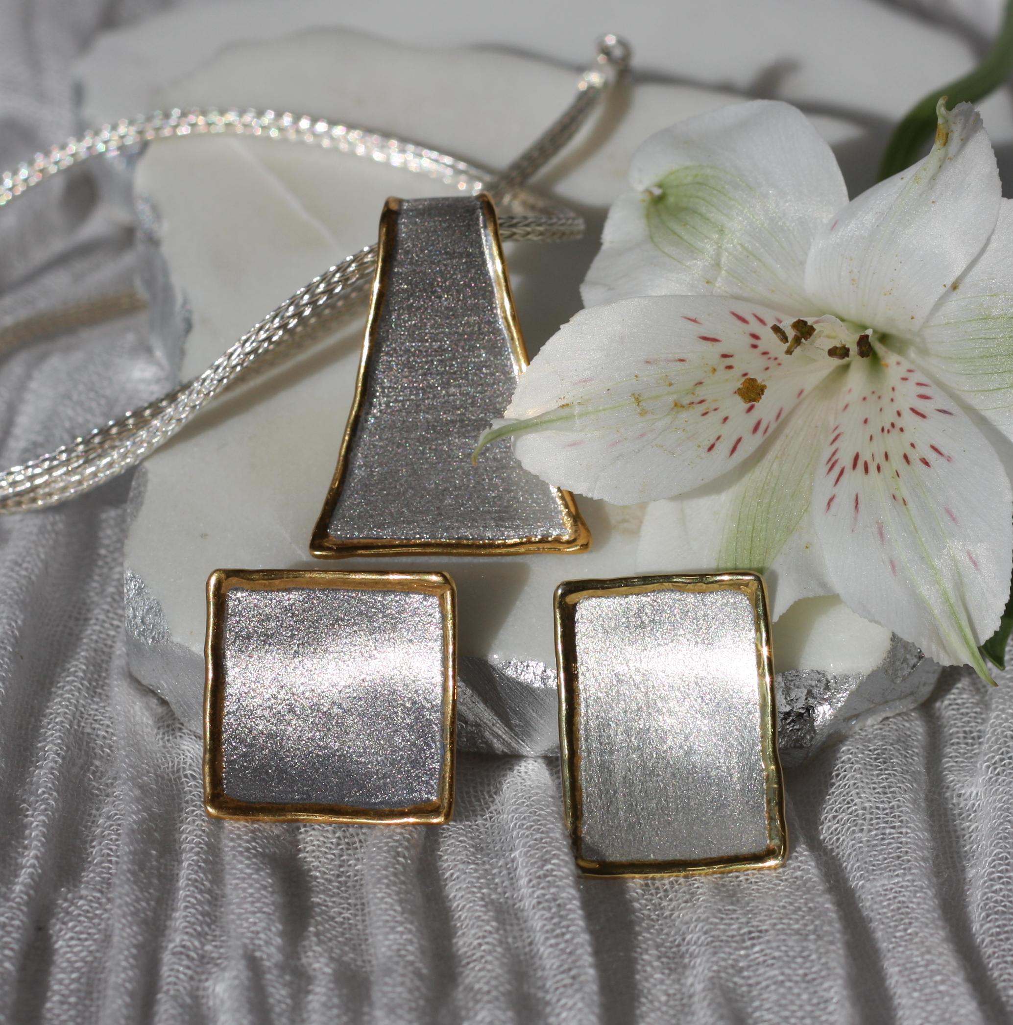 Yianni Kreationen Zweifarbige Halskette mit Anhänger aus feinem Silber und 24 Karat Gold im Angebot 7