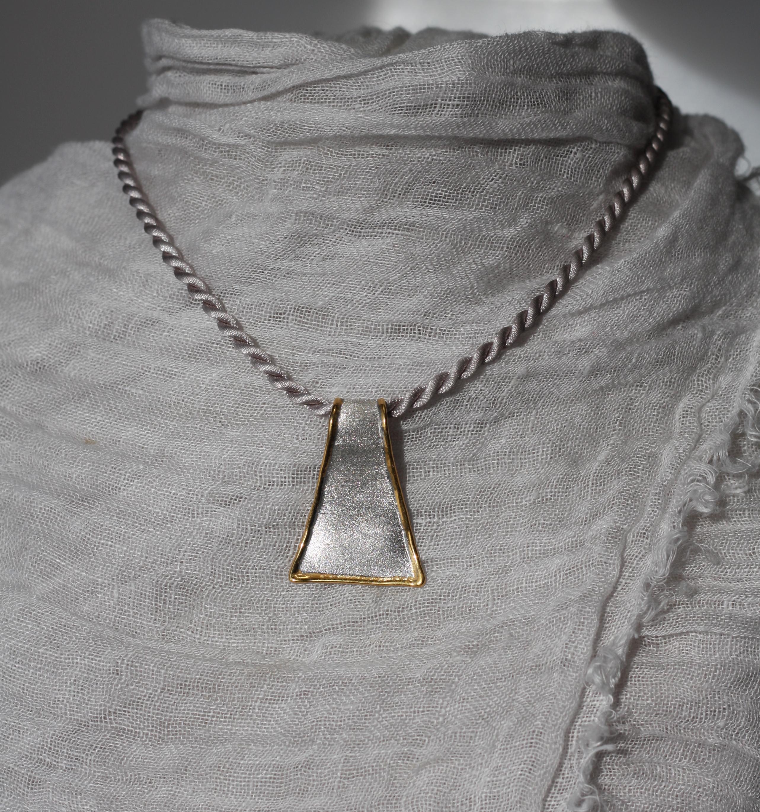 Yianni Kreationen Zweifarbige Halskette mit Anhänger aus feinem Silber und 24 Karat Gold im Angebot 5