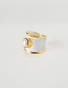 Yianni Creations Breiter Bandring aus feinem Silber und 24 Karat Gold mit Solitär und Perle