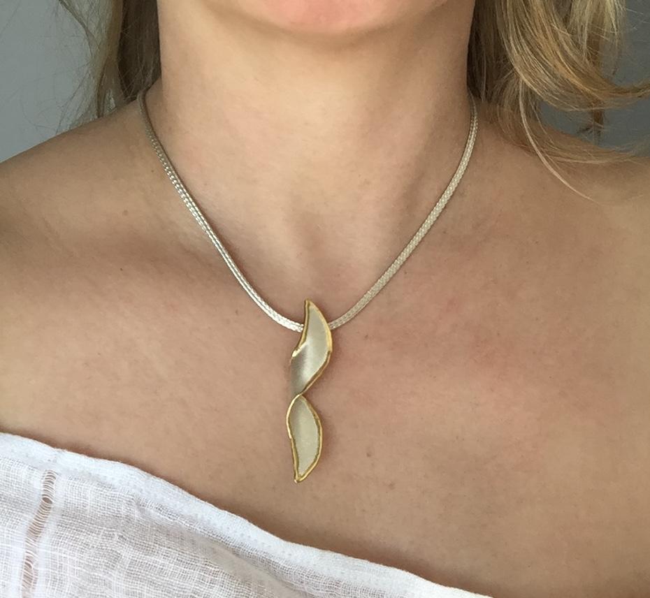 Yianni Creations, ciondolo a spirale in argento fino e oro 24 carati bicolore, che si arricchisce di un'altra forma di ciondolo in vendita 8