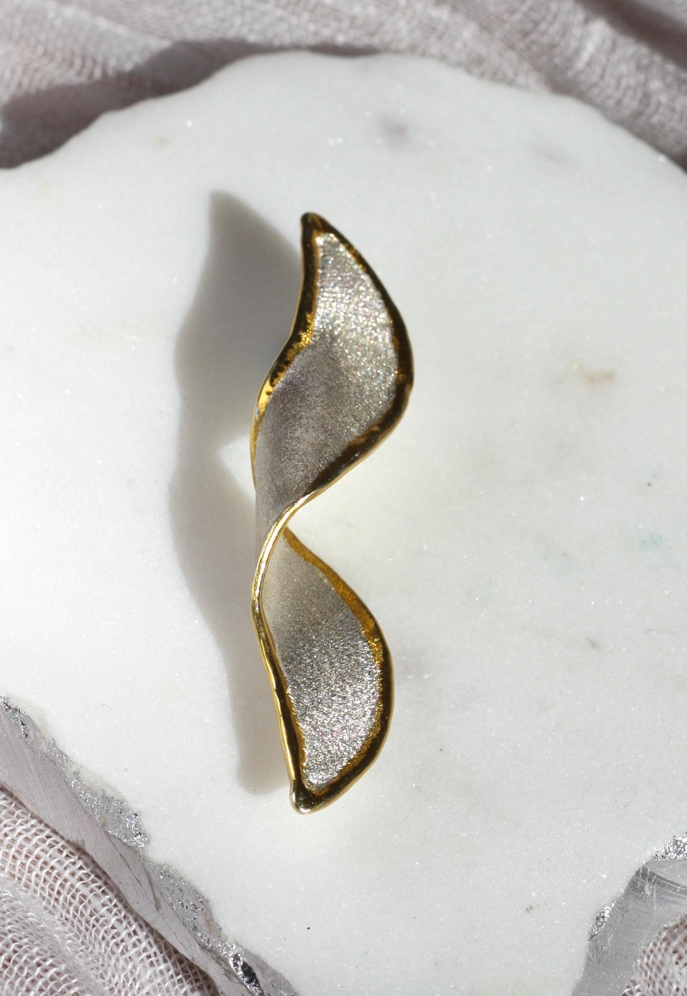 Yianni Creations, ciondolo a spirale in argento fino e oro 24 carati bicolore, che si arricchisce di un'altra forma di ciondolo in vendita 1