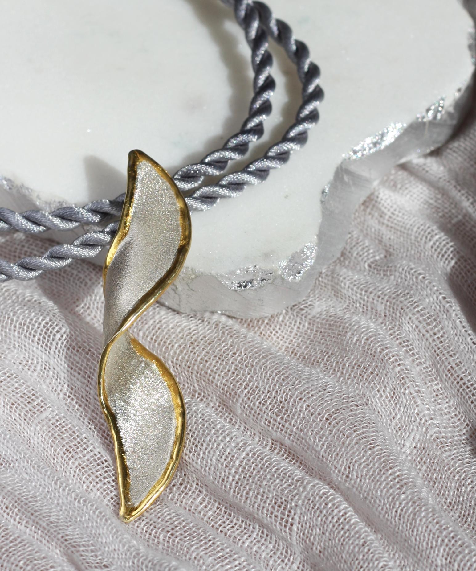 Yianni Creations Pendentif en forme de spirale en argent fin et or 24 carats bicolore en vente 2