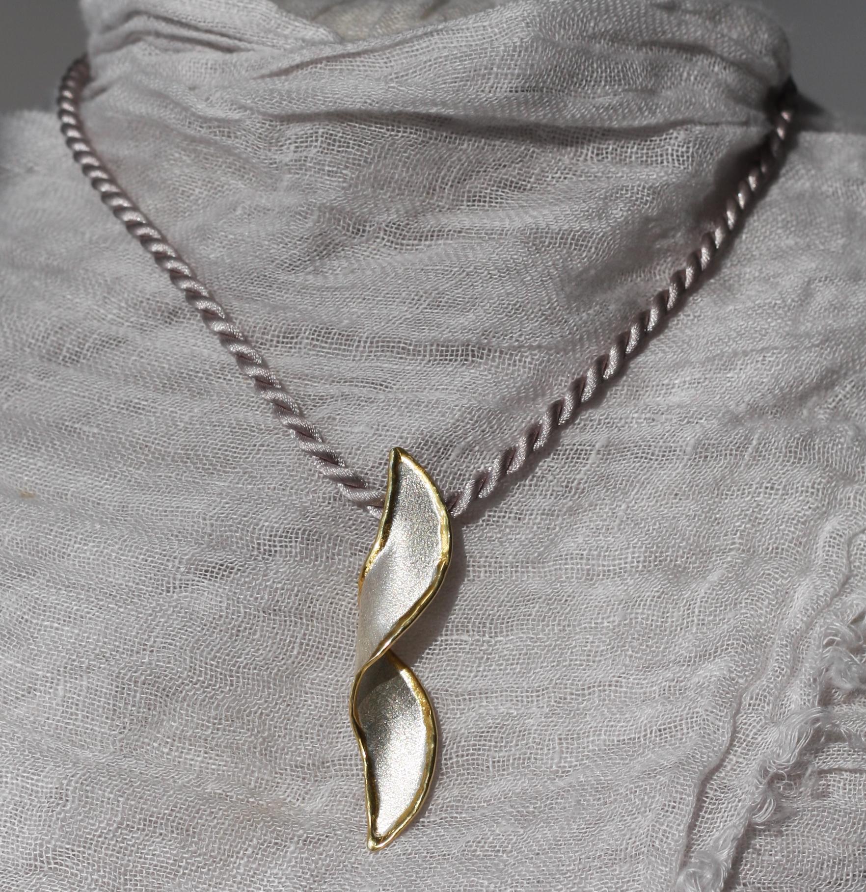 Yianni Creations Pendentif en forme de spirale en argent fin et or 24 carats bicolore en vente 5